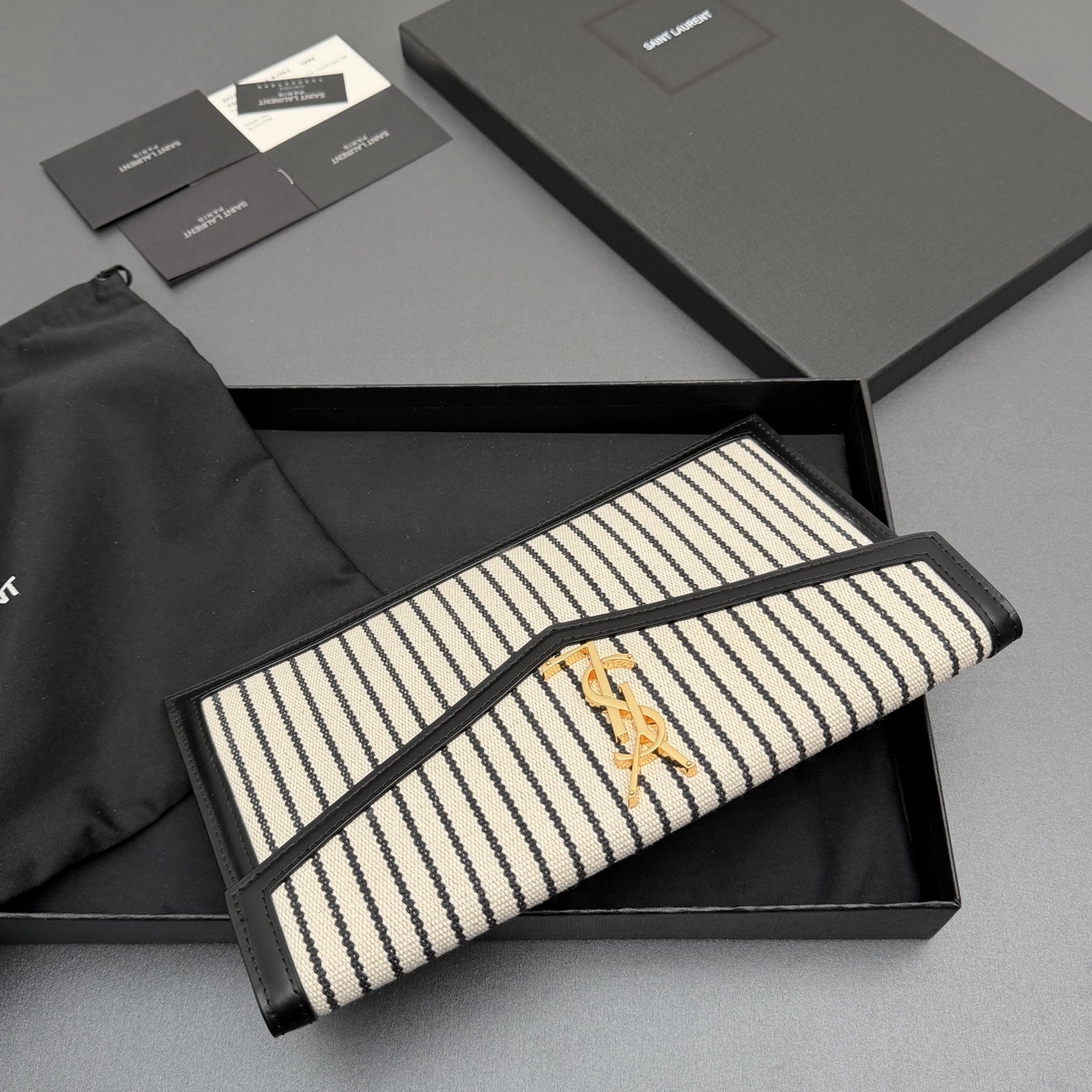 P370【特级五金原厂皮】UPTOWN 帆布拼皮革手拿包
小号信封手拿包，翻盖饰以金属字母标志
帆布/牛皮
金色金属配件
磁扣开合设计
内部一个主隔层
编号: 565739   黑白条/金扣
尺寸:w27 xh16 xd2cm