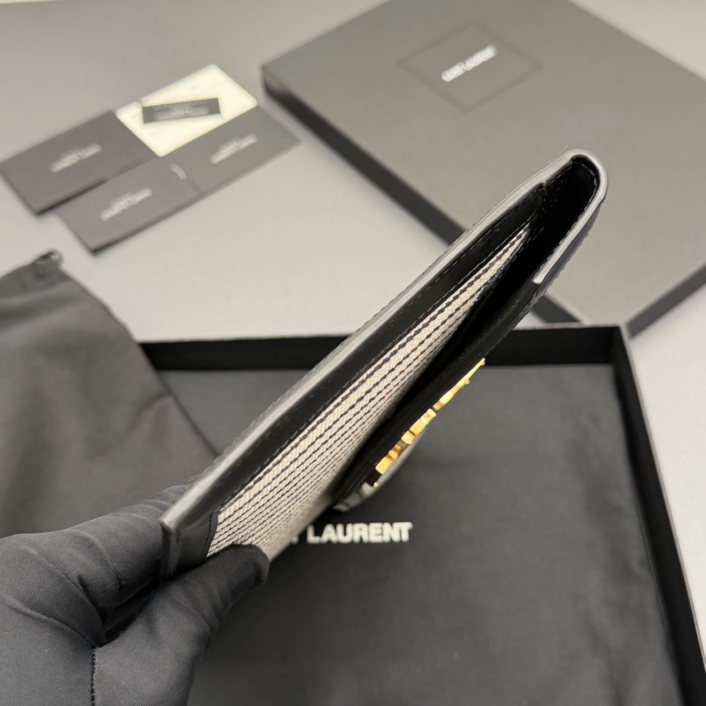 P370【特级五金原厂皮】UPTOWN 帆布拼皮革手拿包
小号信封手拿包，翻盖饰以金属字母标志
帆布/牛皮
金色金属配件
磁扣开合设计
内部一个主隔层
编号: 565739   黑白条/金扣
尺寸:w27 xh16 xd2cm