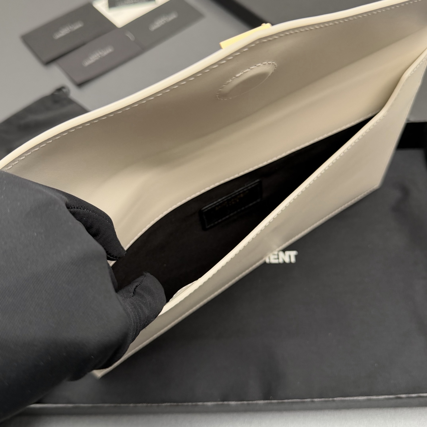 P370【特级五金原厂皮】UPTOWN光滑皮革手拿包
小号信封手拿包，翻盖饰以金属字母标志
牛皮
金色金属配件
磁扣开合设计
内部一个主隔层
编号: 565739   白色平纹/金扣
尺寸:w27 xh16 xd2cm