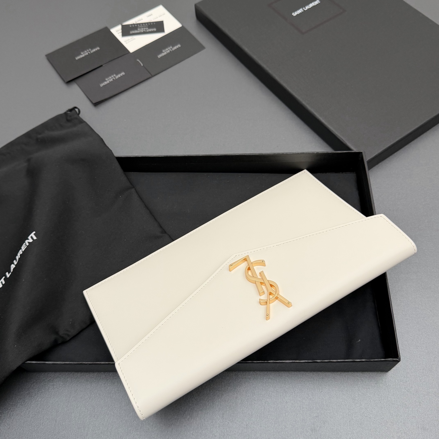 P370【特级五金原厂皮】UPTOWN光滑皮革手拿包
小号信封手拿包，翻盖饰以金属字母标志
牛皮
金色金属配件
磁扣开合设计
内部一个主隔层
编号: 565739   白色平纹/金扣
尺寸:w27 xh16 xd2cm