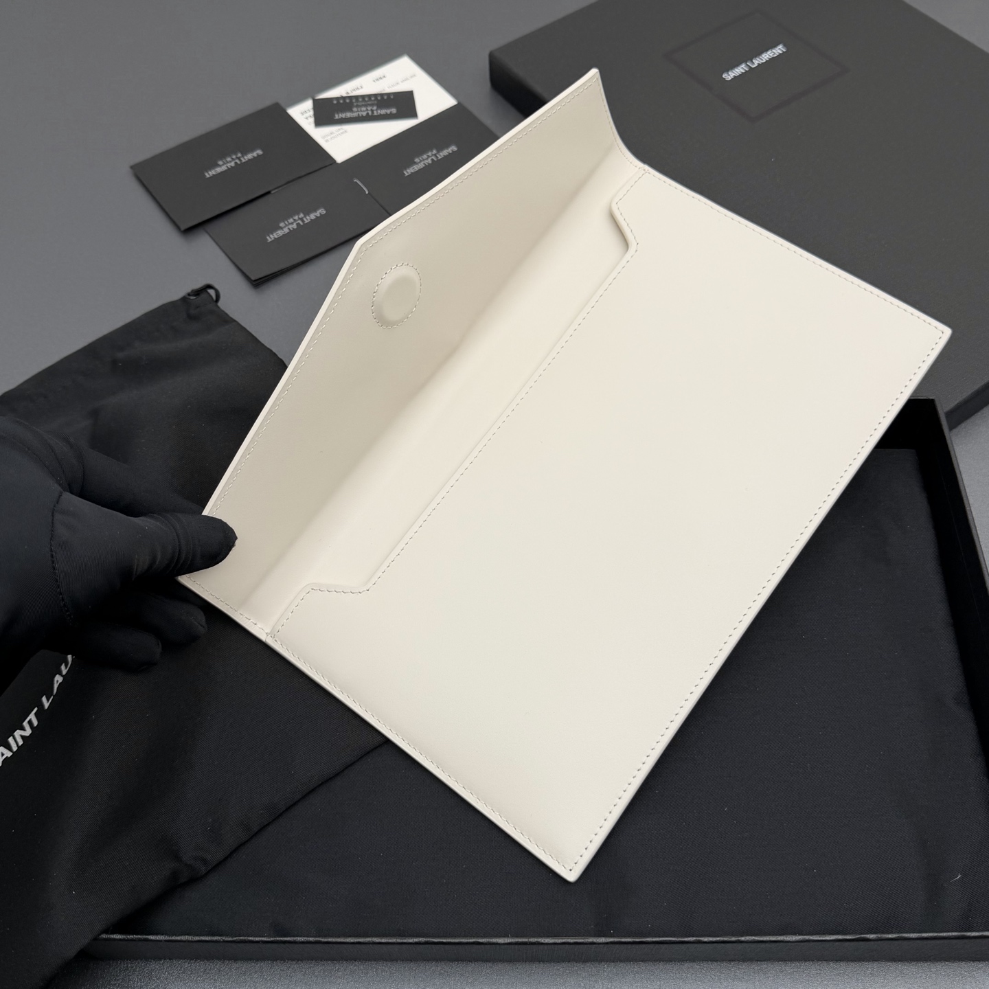 P370【特级五金原厂皮】UPTOWN光滑皮革手拿包
小号信封手拿包，翻盖饰以金属字母标志
牛皮
金色金属配件
磁扣开合设计
内部一个主隔层
编号: 565739   白色平纹/金扣
尺寸:w27 xh16 xd2cm