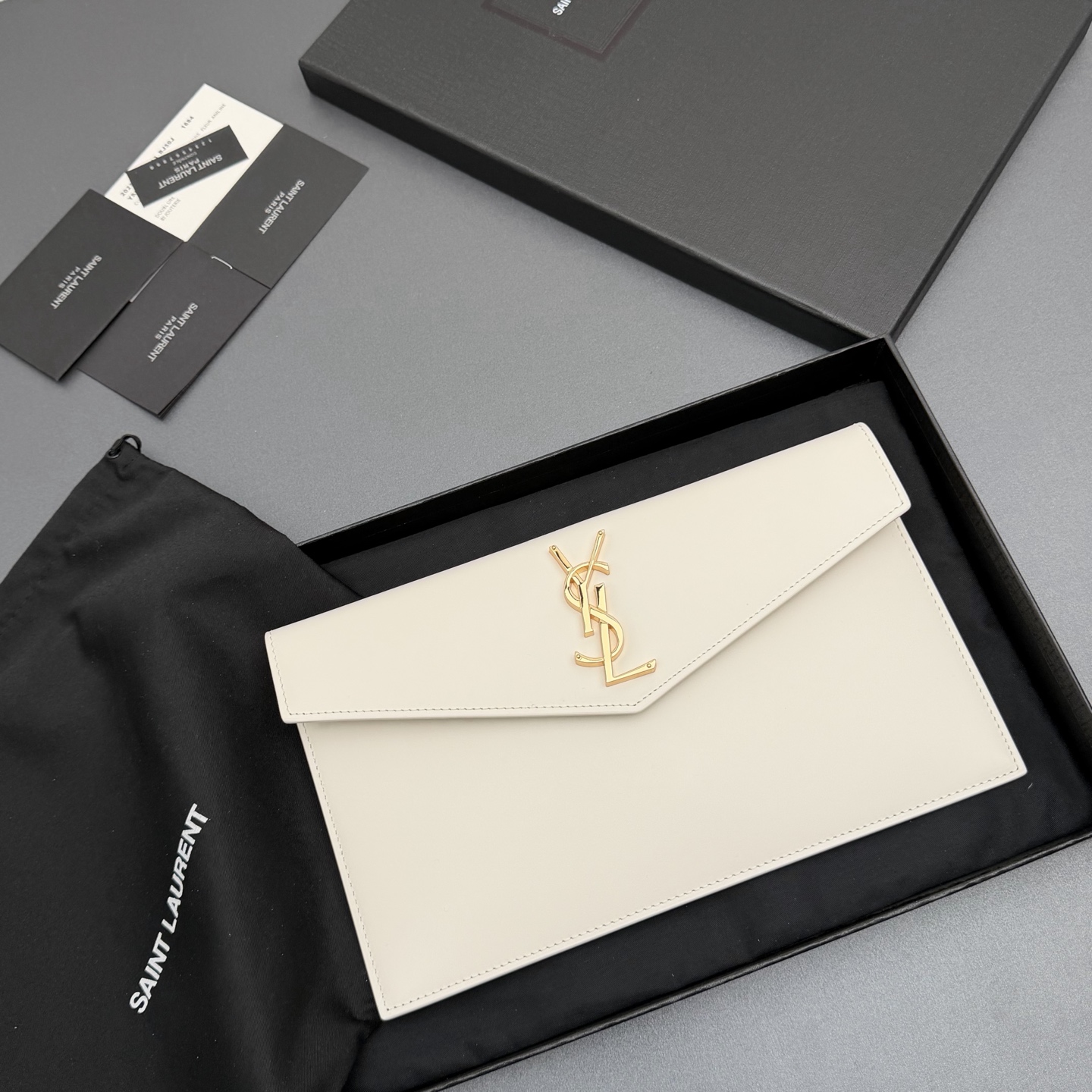 P370【特级五金原厂皮】UPTOWN光滑皮革手拿包
小号信封手拿包，翻盖饰以金属字母标志
牛皮
金色金属配件
磁扣开合设计
内部一个主隔层
编号: 565739   白色平纹/金扣
尺寸:w27 xh16 xd2cm