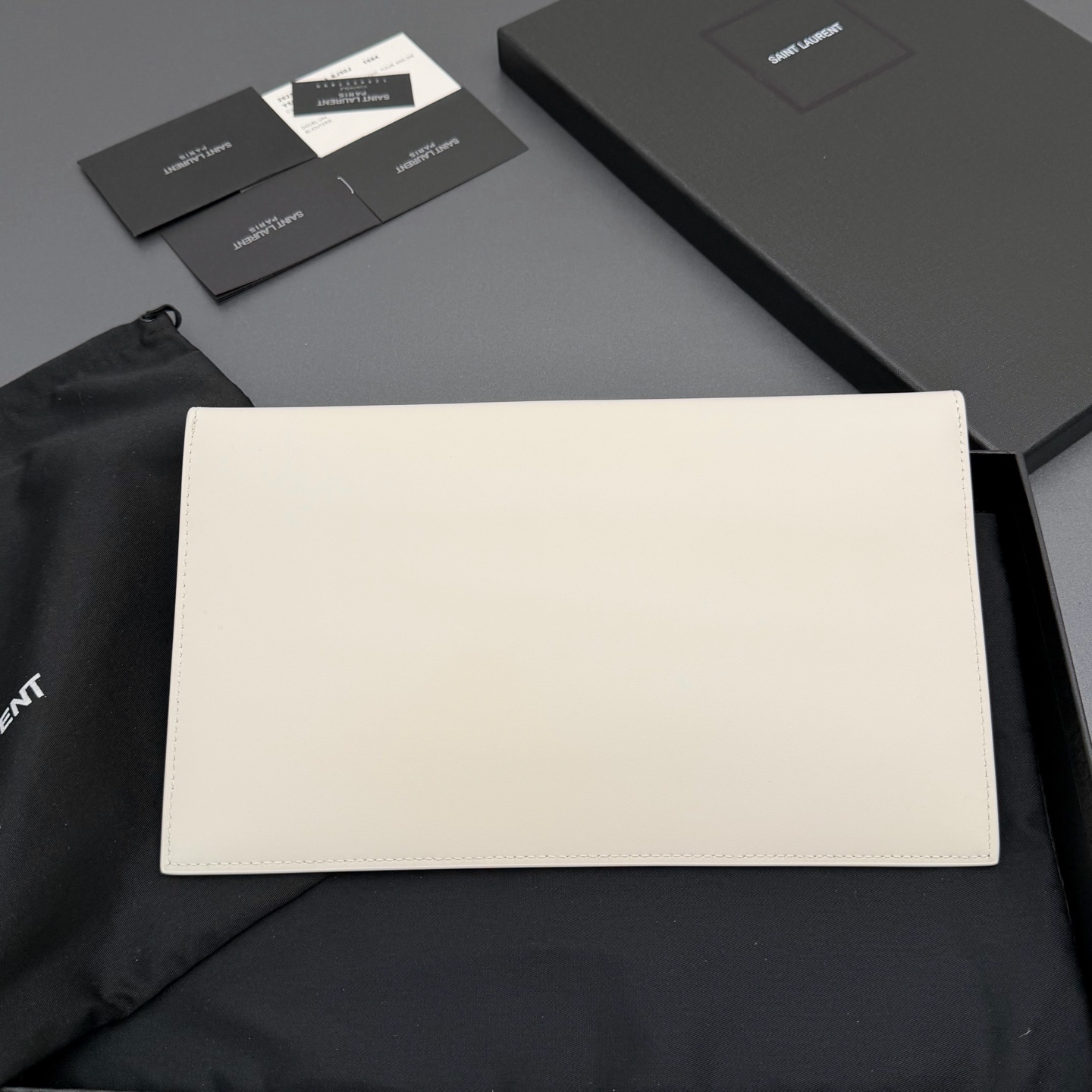 P370【特级五金原厂皮】UPTOWN光滑皮革手拿包
小号信封手拿包，翻盖饰以金属字母标志
牛皮
金色金属配件
磁扣开合设计
内部一个主隔层
编号: 565739   白色平纹/金扣
尺寸:w27 xh16 xd2cm