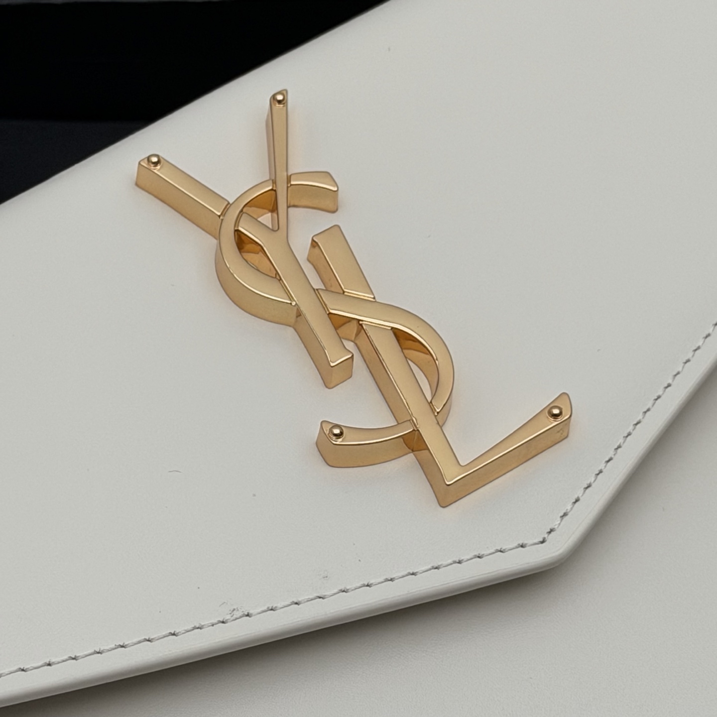 P370【特级五金原厂皮】UPTOWN光滑皮革手拿包
小号信封手拿包，翻盖饰以金属字母标志
牛皮
金色金属配件
磁扣开合设计
内部一个主隔层
编号: 565739   白色平纹/金扣
尺寸:w27 xh16 xd2cm