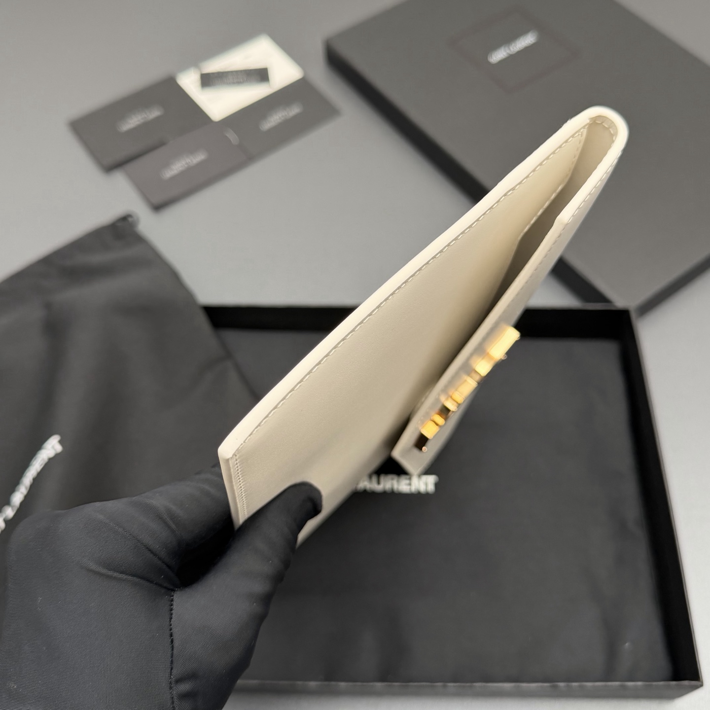 P370【特级五金原厂皮】UPTOWN光滑皮革手拿包
小号信封手拿包，翻盖饰以金属字母标志
牛皮
金色金属配件
磁扣开合设计
内部一个主隔层
编号: 565739   白色平纹/金扣
尺寸:w27 xh16 xd2cm