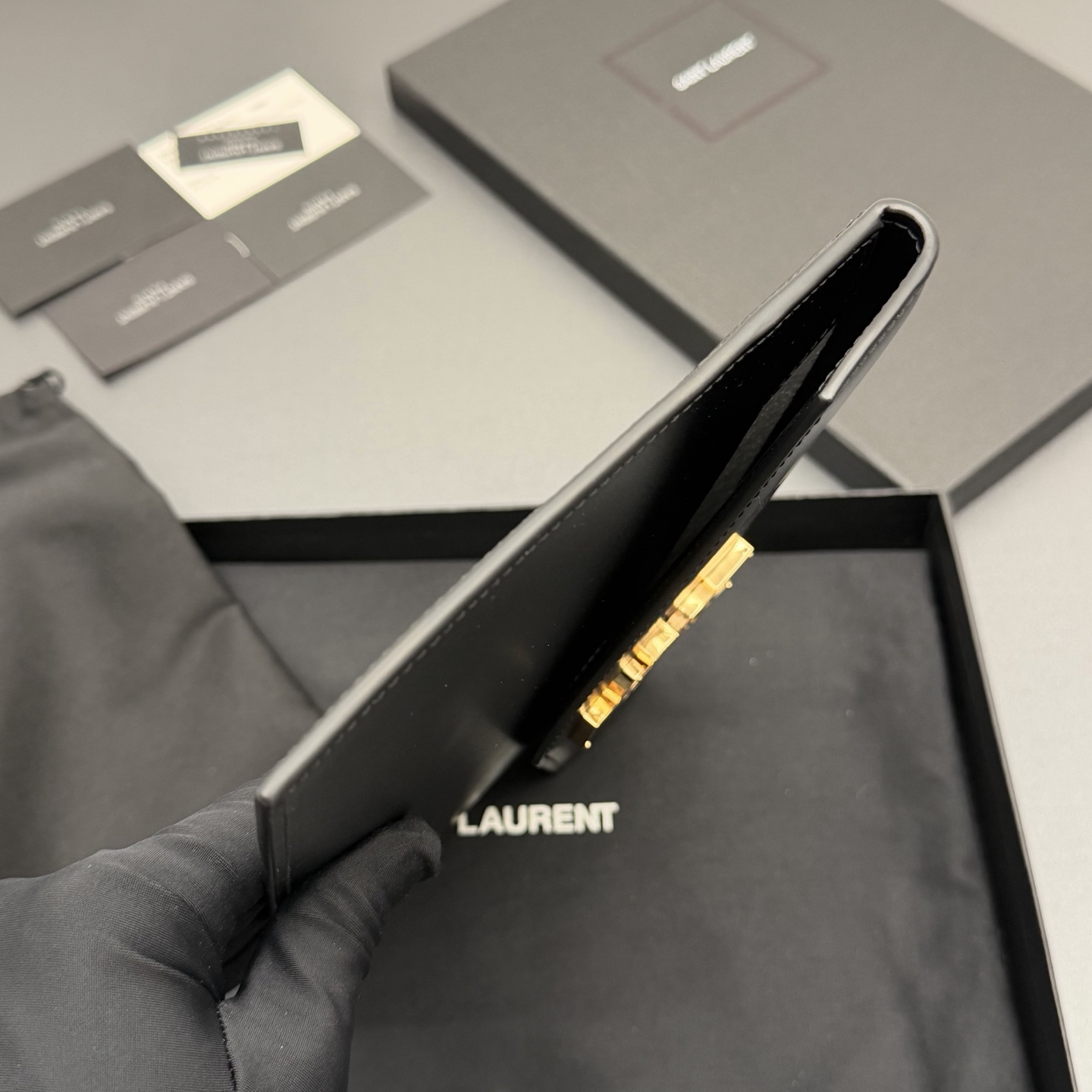 P370【特级五金原厂皮】UPTOWN光滑皮革手拿包
小号信封手拿包，翻盖饰以金属字母标志
牛皮
金色金属配件
磁扣开合设计
内部一个主隔层
编号: 565739   黑色平纹/金扣
尺寸:w27 xh16 xd2cm