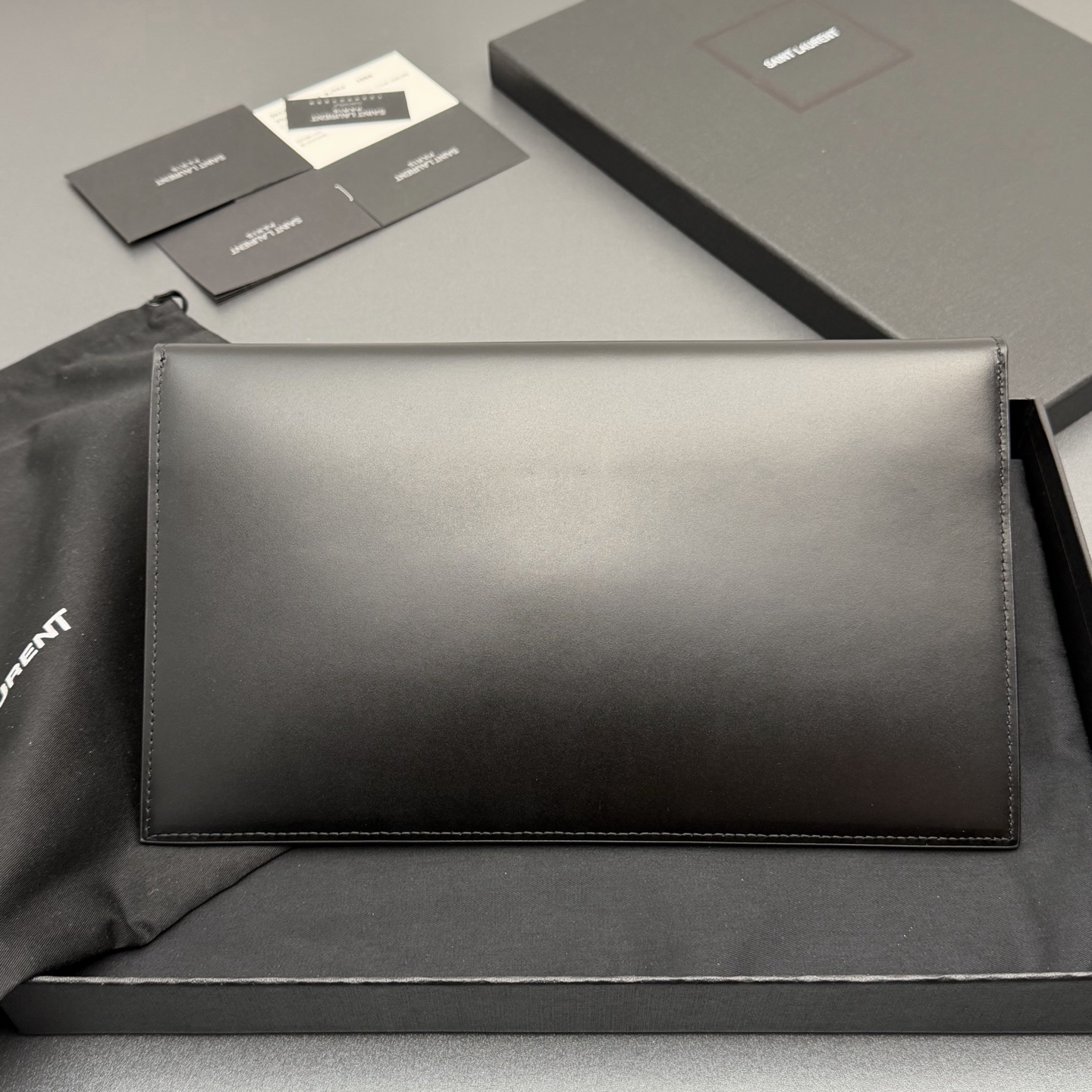 P370【特级五金原厂皮】UPTOWN光滑皮革手拿包
小号信封手拿包，翻盖饰以金属字母标志
牛皮
金色金属配件
磁扣开合设计
内部一个主隔层
编号: 565739   黑色平纹/金扣
尺寸:w27 xh16 xd2cm