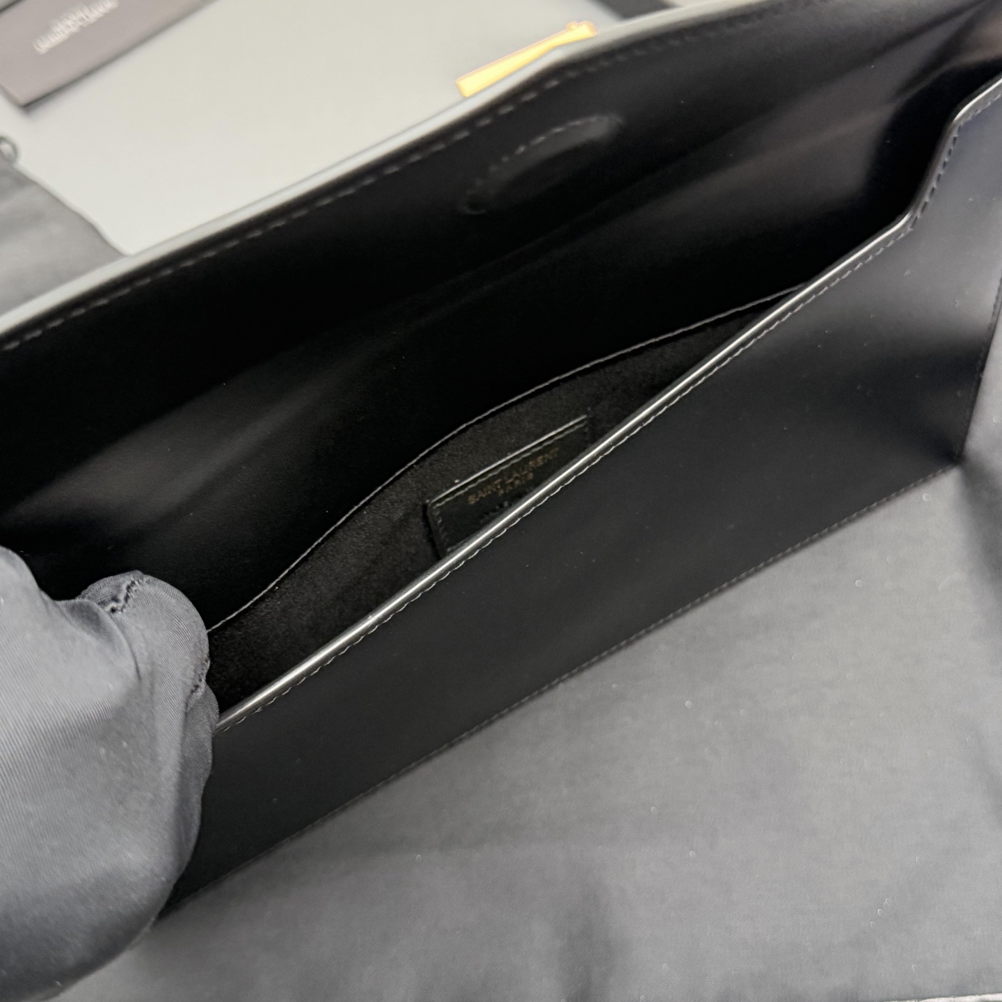 P370【特级五金原厂皮】UPTOWN光滑皮革手拿包
小号信封手拿包，翻盖饰以金属字母标志
牛皮
金色金属配件
磁扣开合设计
内部一个主隔层
编号: 565739   黑色平纹/金扣
尺寸:w27 xh16 xd2cm