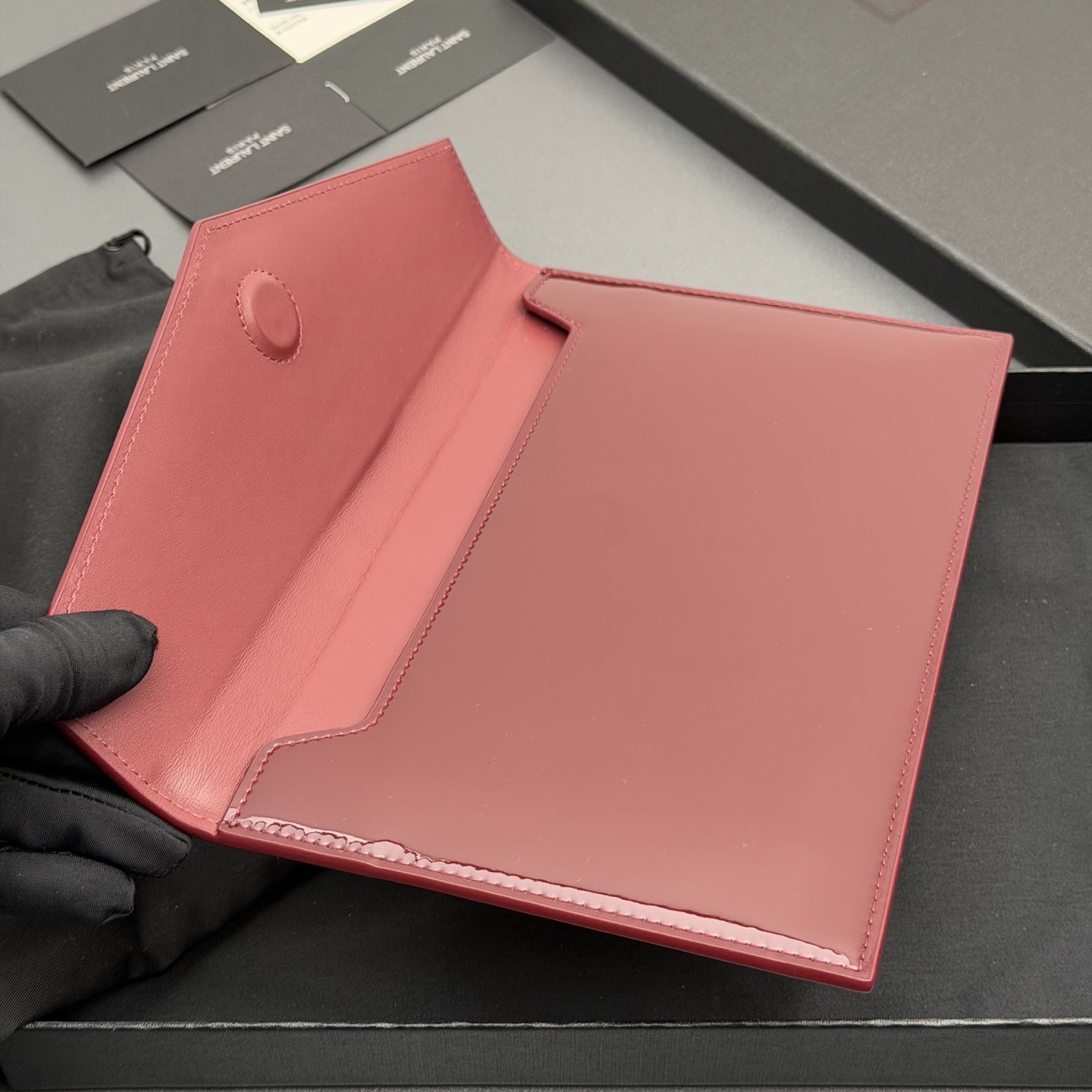 p350。【特级五金原厂皮】 UPTOWN漆皮皮革手拿包
小号信封手拿包，翻盖饰以金属字母标志
牛皮
金色金属配件
磁扣开合设计
内部一个主隔层
编号: 565739   枣红漆皮/金扣
尺寸:w27 xh16 xd2cm