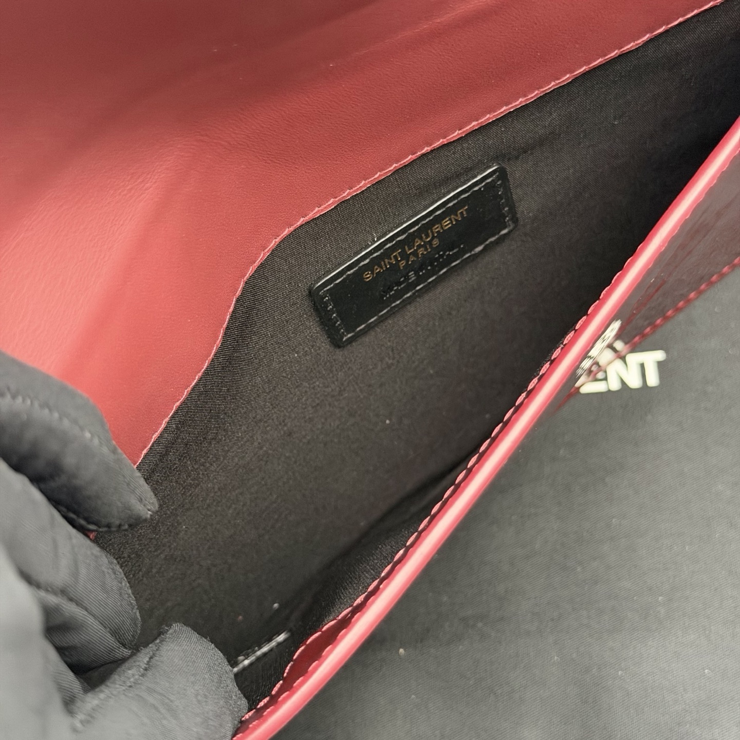 p350。【特级五金原厂皮】 UPTOWN漆皮皮革手拿包
小号信封手拿包，翻盖饰以金属字母标志
牛皮
金色金属配件
磁扣开合设计
内部一个主隔层
编号: 565739   枣红漆皮/金扣
尺寸:w27 xh16 xd2cm