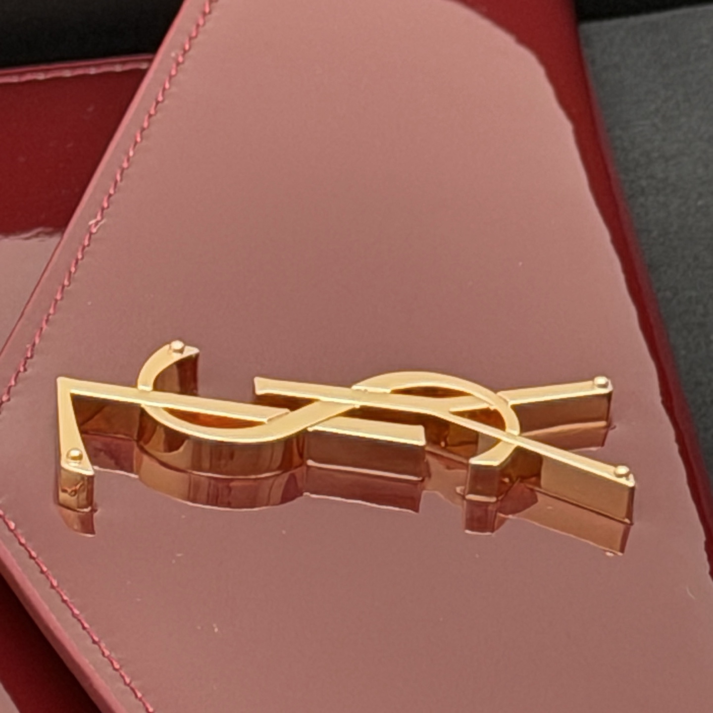 p350。【特级五金原厂皮】 UPTOWN漆皮皮革手拿包
小号信封手拿包，翻盖饰以金属字母标志
牛皮
金色金属配件
磁扣开合设计
内部一个主隔层
编号: 565739   枣红漆皮/金扣
尺寸:w27 xh16 xd2cm