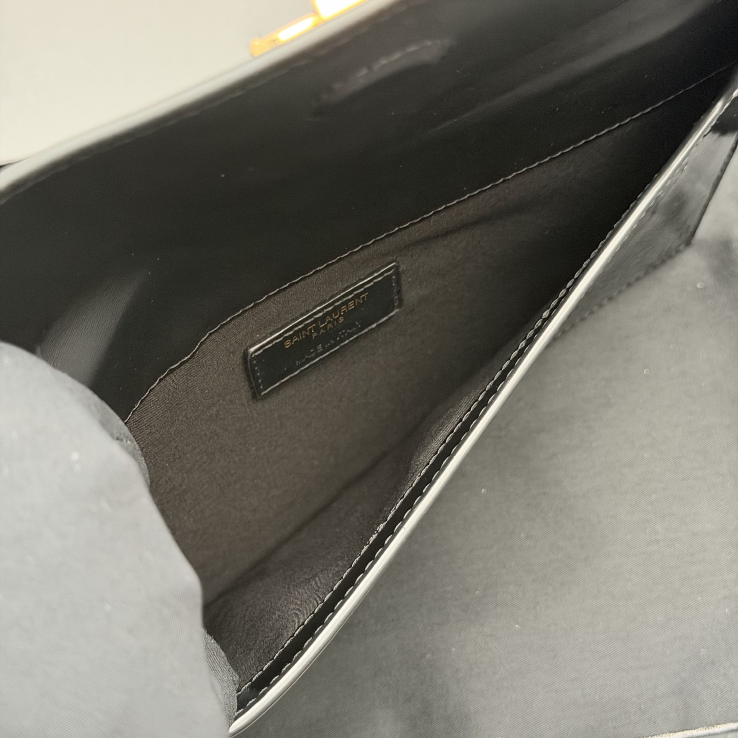 p350。【特级五金原厂皮】 UPTOWN漆皮皮革手拿包
小号信封手拿包，翻盖饰以金属字母标志
牛皮
金色金属配件
磁扣开合设计
内部一个主隔层
编号: 565739   黑色漆皮/金扣
尺寸:w27 xh16 xd2cm