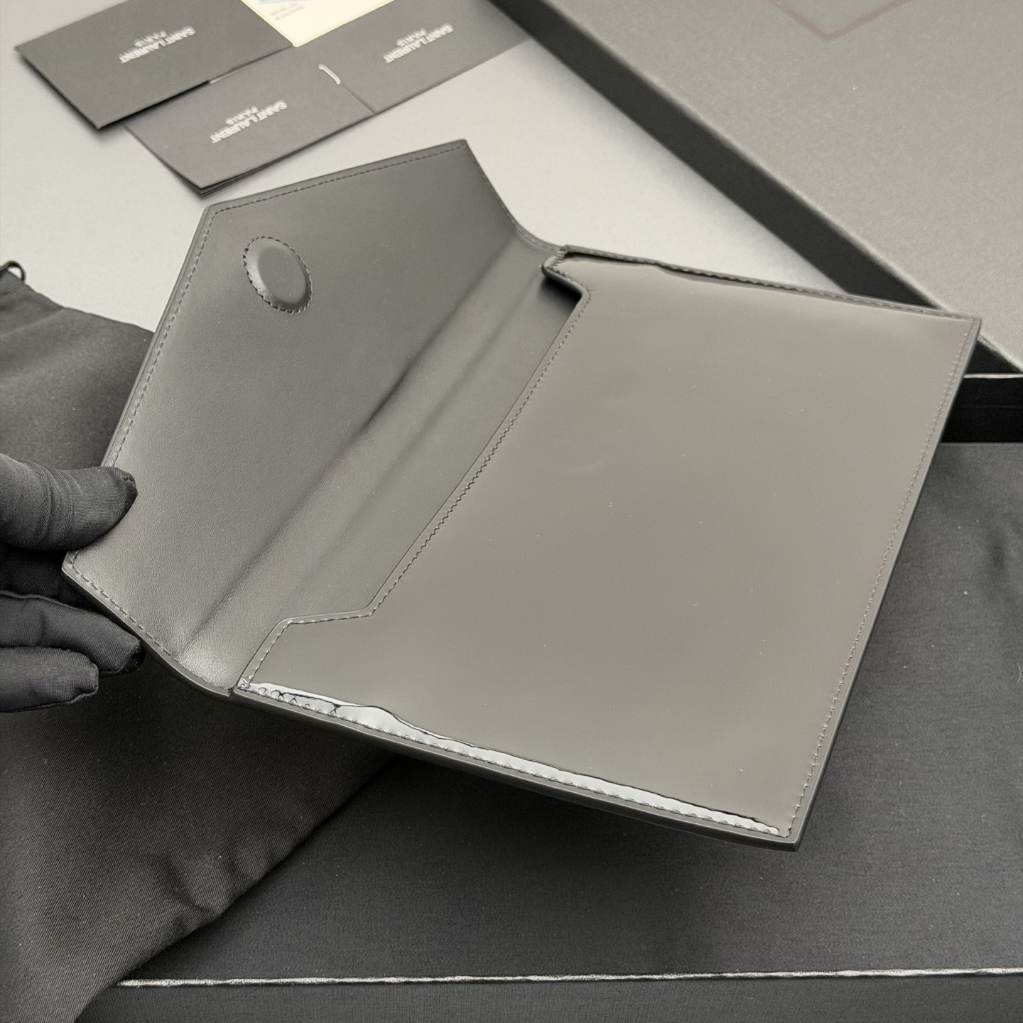 p350。【特级五金原厂皮】 UPTOWN漆皮皮革手拿包
小号信封手拿包，翻盖饰以金属字母标志
牛皮
金色金属配件
磁扣开合设计
内部一个主隔层
编号: 565739   黑色漆皮/金扣
尺寸:w27 xh16 xd2cm