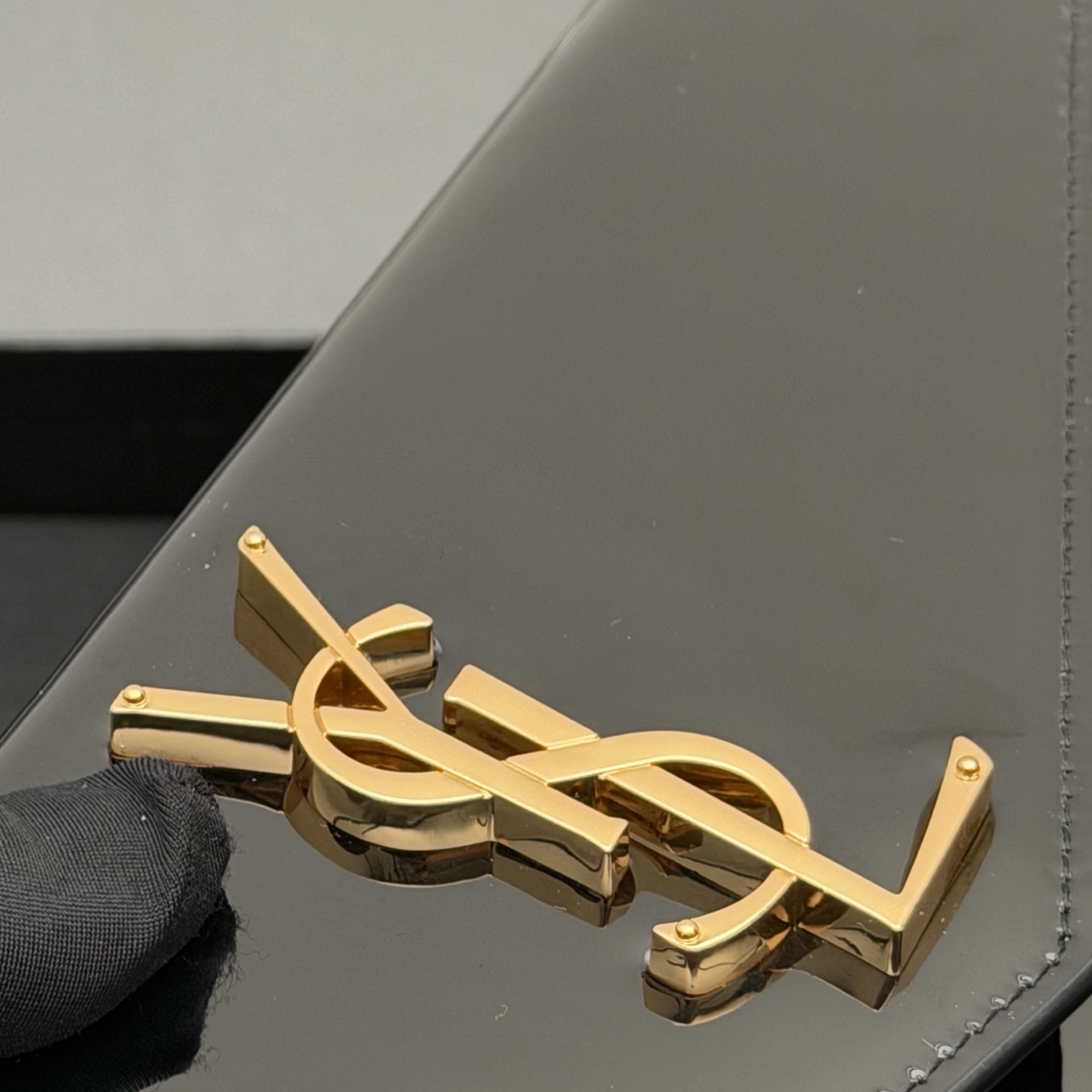 p350。【特级五金原厂皮】 UPTOWN漆皮皮革手拿包
小号信封手拿包，翻盖饰以金属字母标志
牛皮
金色金属配件
磁扣开合设计
内部一个主隔层
编号: 565739   黑色漆皮/金扣
尺寸:w27 xh16 xd2cm