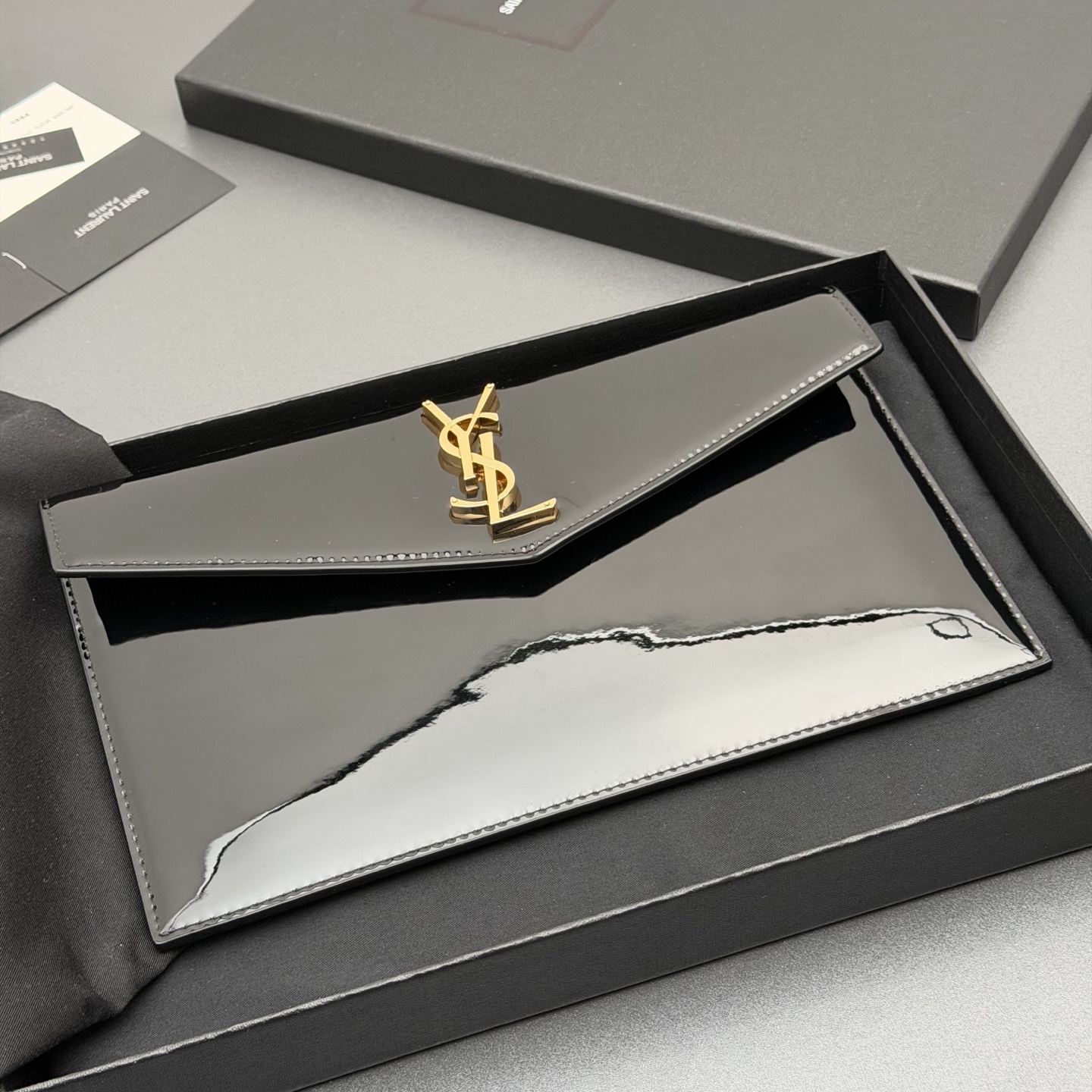 p350。【特级五金原厂皮】 UPTOWN漆皮皮革手拿包
小号信封手拿包，翻盖饰以金属字母标志
牛皮
金色金属配件
磁扣开合设计
内部一个主隔层
编号: 565739   黑色漆皮/金扣
尺寸:w27 xh16 xd2cm