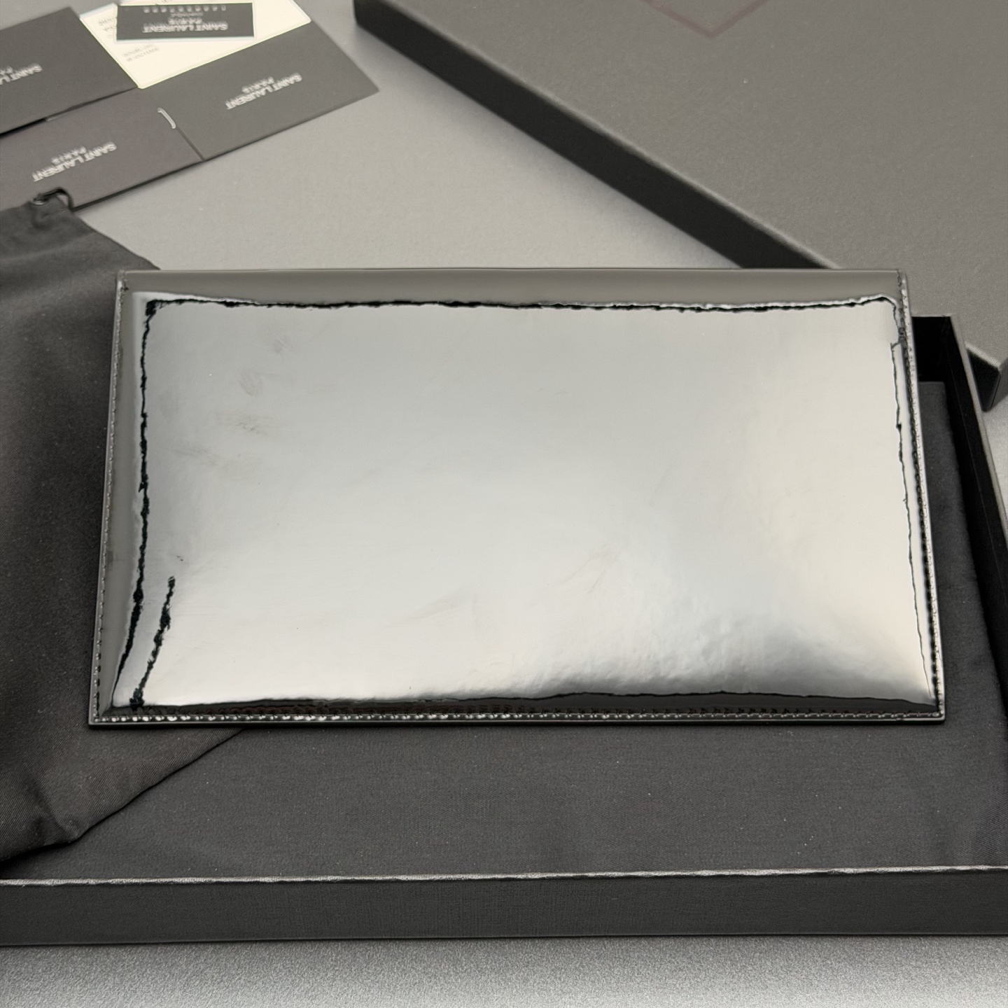 p350。【特级五金原厂皮】 UPTOWN漆皮皮革手拿包
小号信封手拿包，翻盖饰以金属字母标志
牛皮
金色金属配件
磁扣开合设计
内部一个主隔层
编号: 565739   黑色漆皮/金扣
尺寸:w27 xh16 xd2cm