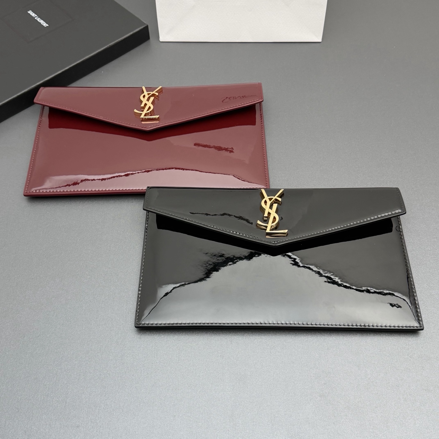 【特级五金原厂皮】 UPTOWN皮革手拿包
小号信封手拿包，翻盖饰以金属字母标志
牛皮
金色金属配件
磁扣开合设计
内部一个主隔层
编号: 565739   
尺寸:w27 xh16 xd2cm