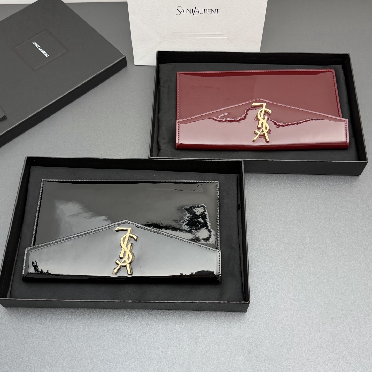 【特级五金原厂皮】 UPTOWN皮革手拿包
小号信封手拿包，翻盖饰以金属字母标志
牛皮
金色金属配件
磁扣开合设计
内部一个主隔层
编号: 565739   
尺寸:w27 xh16 xd2cm