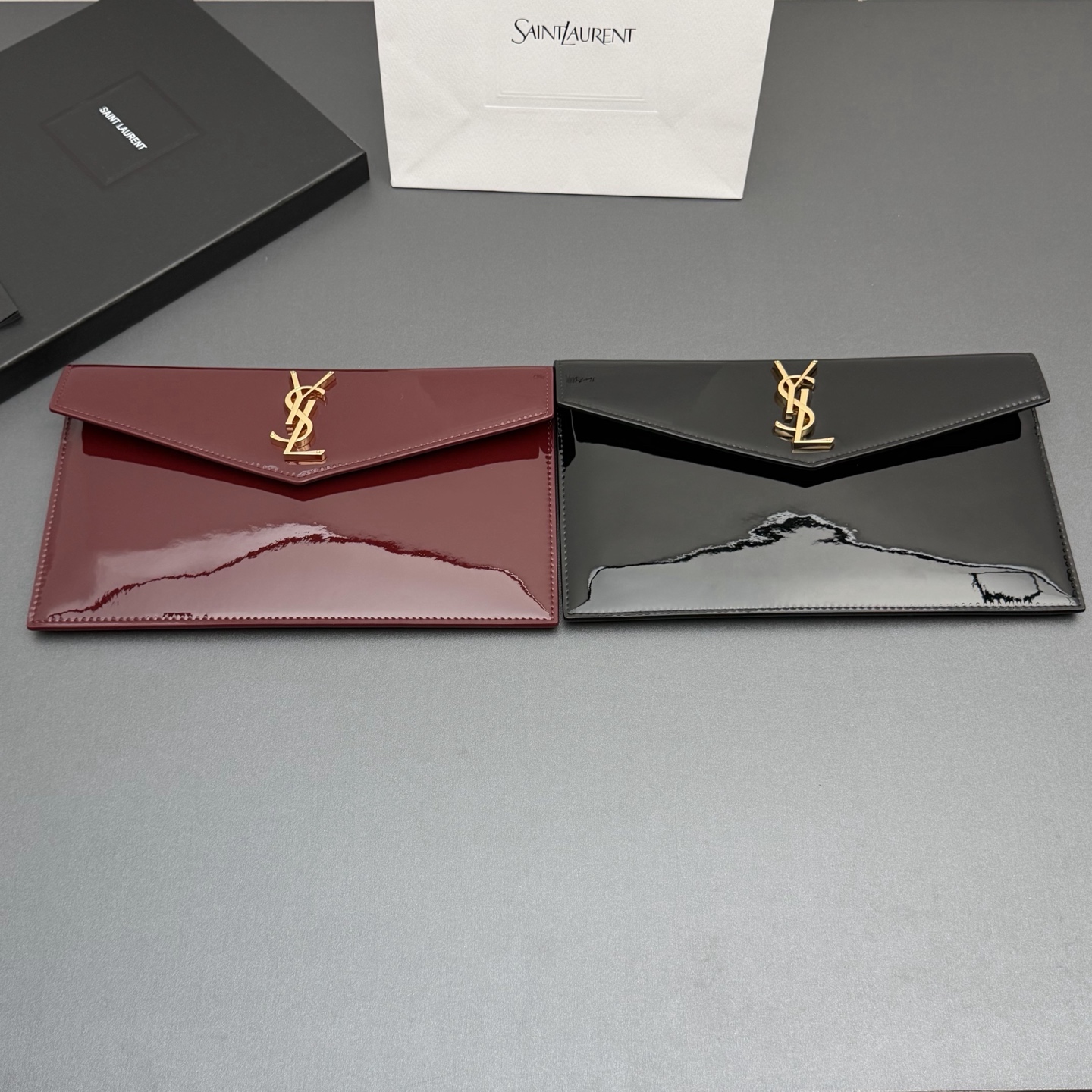 【特级五金原厂皮】 UPTOWN皮革手拿包
小号信封手拿包，翻盖饰以金属字母标志
牛皮
金色金属配件
磁扣开合设计
内部一个主隔层
编号: 565739   
尺寸:w27 xh16 xd2cm