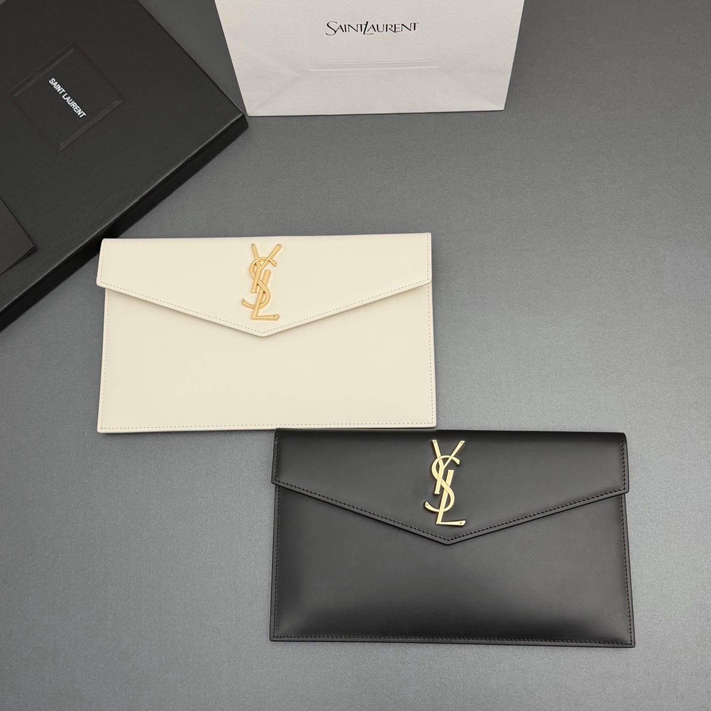 【特级五金原厂皮】 UPTOWN皮革手拿包
小号信封手拿包，翻盖饰以金属字母标志
牛皮
金色金属配件
磁扣开合设计
内部一个主隔层
编号: 565739   
尺寸:w27 xh16 xd2cm