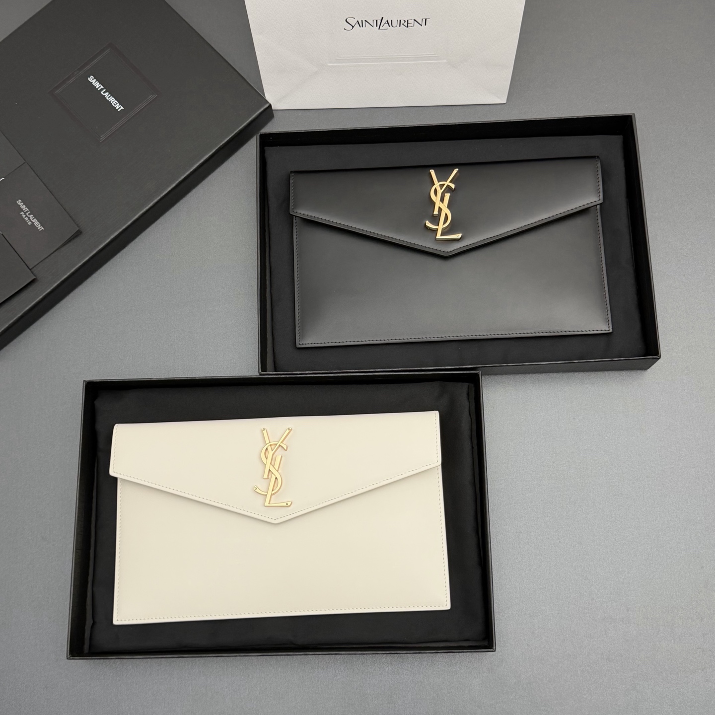 【特级五金原厂皮】 UPTOWN皮革手拿包
小号信封手拿包，翻盖饰以金属字母标志
牛皮
金色金属配件
磁扣开合设计
内部一个主隔层
编号: 565739   
尺寸:w27 xh16 xd2cm