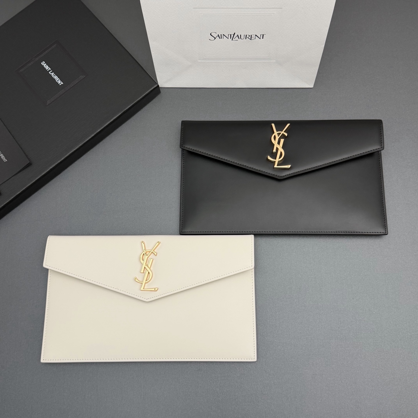 【特级五金原厂皮】 UPTOWN皮革手拿包
小号信封手拿包，翻盖饰以金属字母标志
牛皮
金色金属配件
磁扣开合设计
内部一个主隔层
编号: 565739   
尺寸:w27 xh16 xd2cm