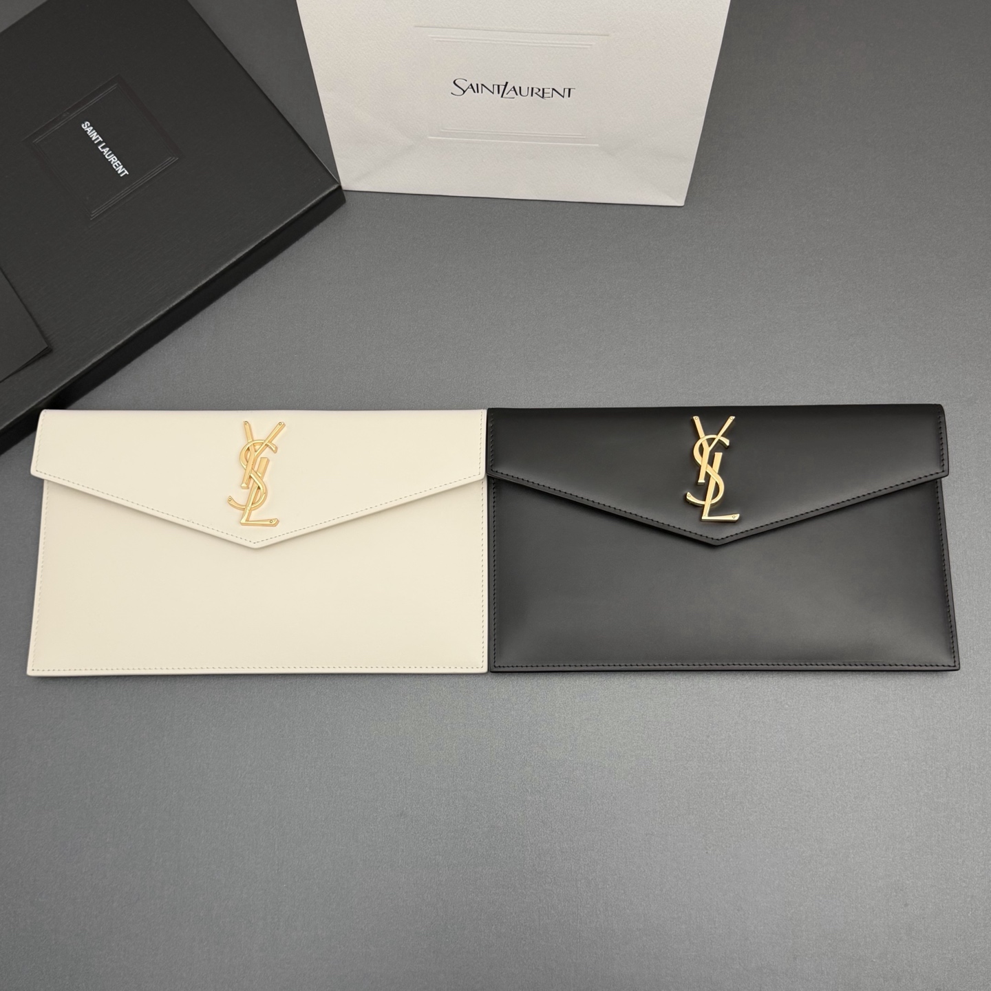 【特级五金原厂皮】 UPTOWN皮革手拿包
小号信封手拿包，翻盖饰以金属字母标志
牛皮
金色金属配件
磁扣开合设计
内部一个主隔层
编号: 565739   
尺寸:w27 xh16 xd2cm