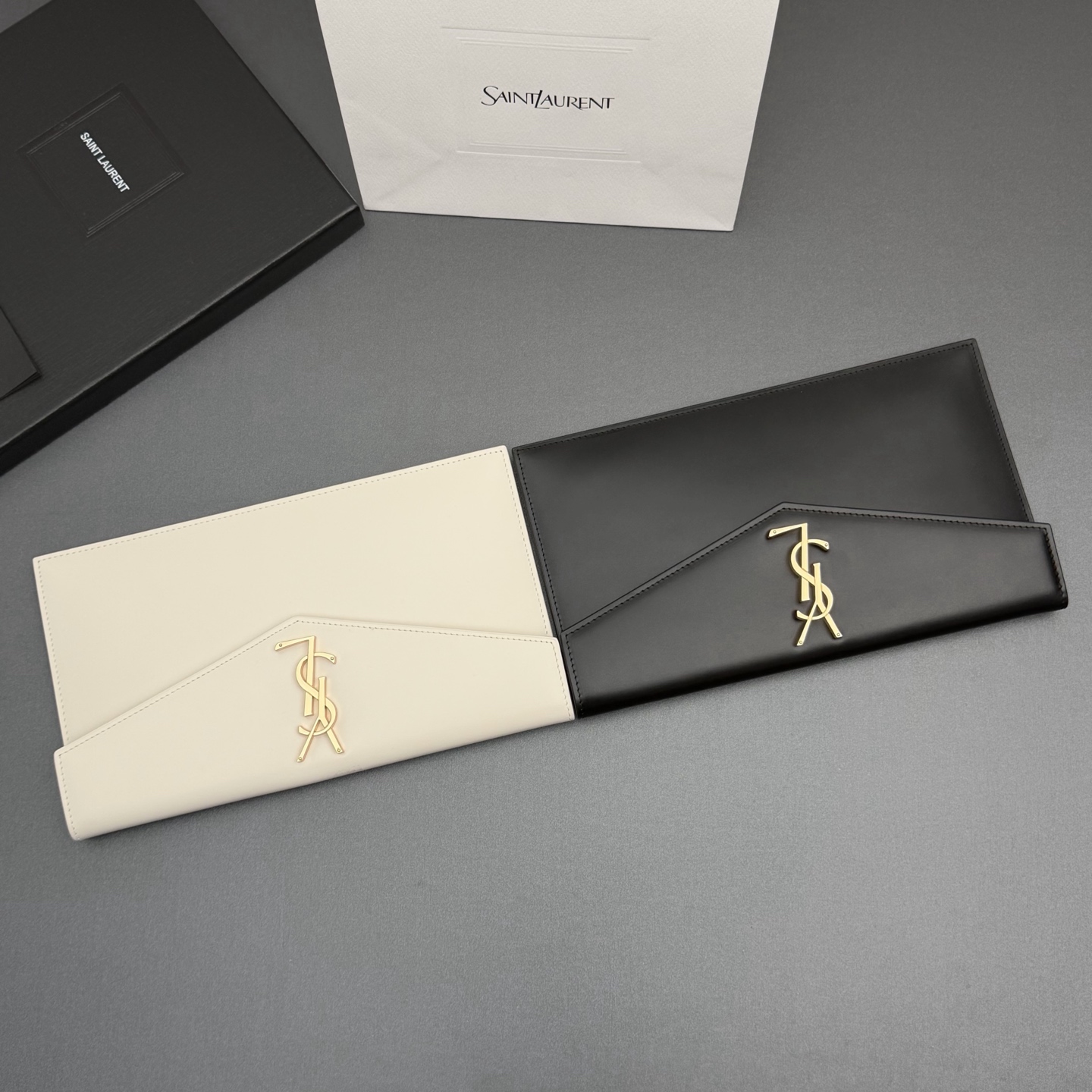 【特级五金原厂皮】 UPTOWN皮革手拿包
小号信封手拿包，翻盖饰以金属字母标志
牛皮
金色金属配件
磁扣开合设计
内部一个主隔层
编号: 565739   
尺寸:w27 xh16 xd2cm