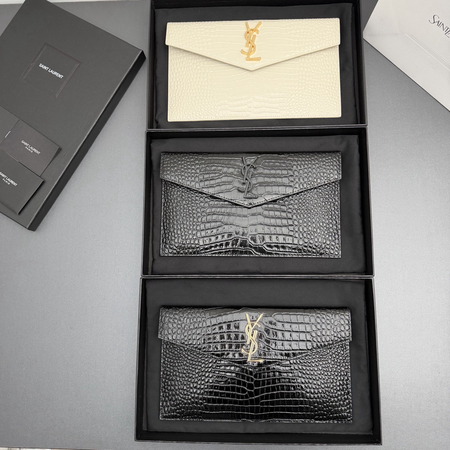 【特级五金原厂皮】 UPTOWN皮革手拿包
小号信封手拿包，翻盖饰以金属字母标志
牛皮
金色金属配件
磁扣开合设计
内部一个主隔层
编号: 565739   
尺寸:w27 xh16 xd2cm