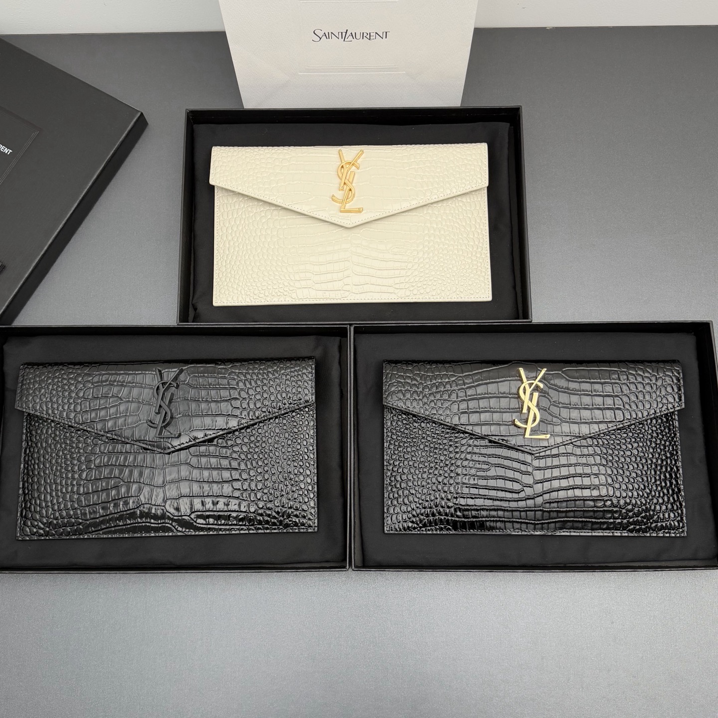 【特级五金原厂皮】 UPTOWN皮革手拿包
小号信封手拿包，翻盖饰以金属字母标志
牛皮
金色金属配件
磁扣开合设计
内部一个主隔层
编号: 565739   
尺寸:w27 xh16 xd2cm