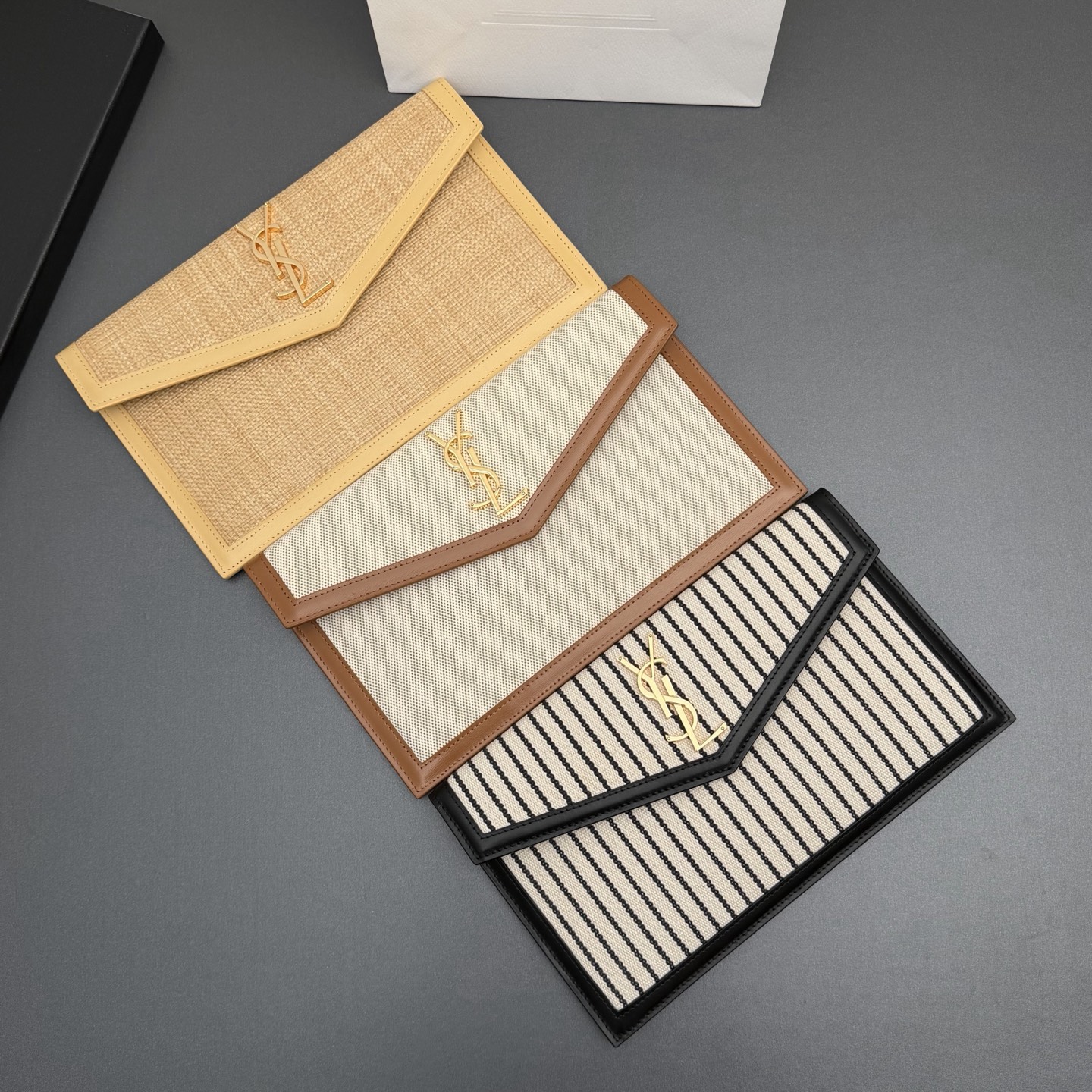 【特级五金原厂皮】 UPTOWN皮革手拿包
小号信封手拿包，翻盖饰以金属字母标志
牛皮
金色金属配件
磁扣开合设计
内部一个主隔层
编号: 565739   
尺寸:w27 xh16 xd2cm