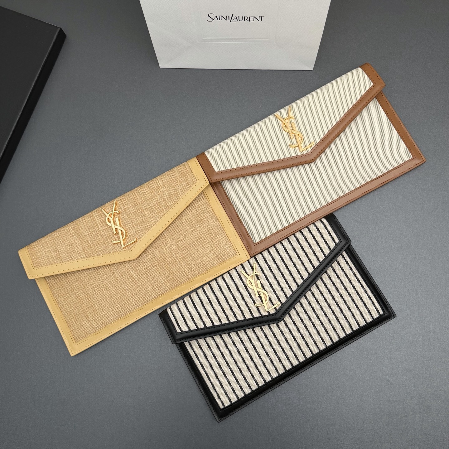 【特级五金原厂皮】 UPTOWN皮革手拿包
小号信封手拿包，翻盖饰以金属字母标志
牛皮
金色金属配件
磁扣开合设计
内部一个主隔层
编号: 565739   
尺寸:w27 xh16 xd2cm