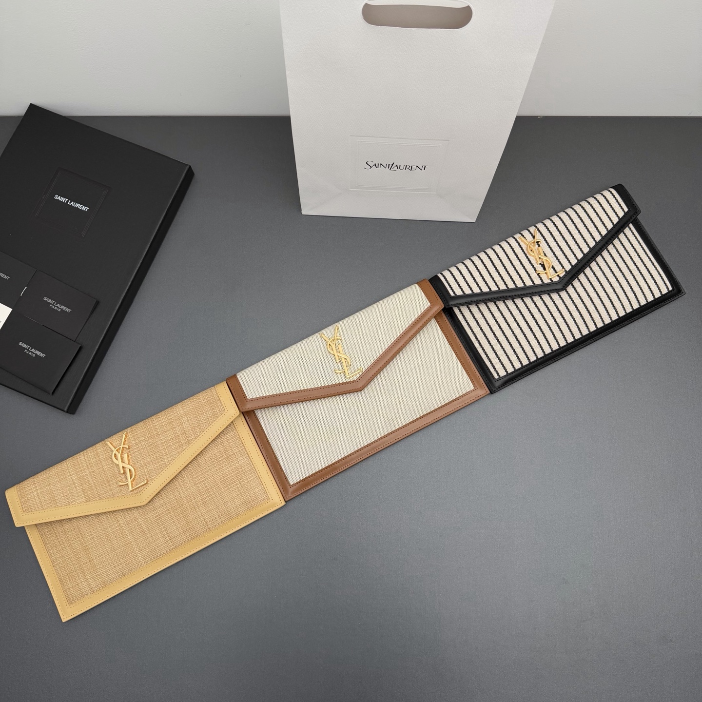 【特级五金原厂皮】 UPTOWN皮革手拿包
小号信封手拿包，翻盖饰以金属字母标志
牛皮
金色金属配件
磁扣开合设计
内部一个主隔层
编号: 565739   
尺寸:w27 xh16 xd2cm