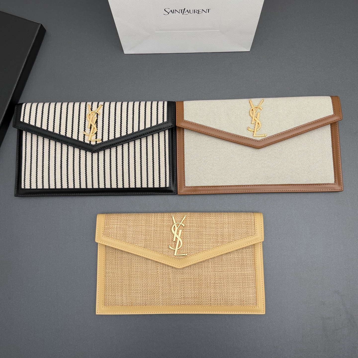 【特级五金原厂皮】 UPTOWN皮革手拿包
小号信封手拿包，翻盖饰以金属字母标志
牛皮
金色金属配件
磁扣开合设计
内部一个主隔层
编号: 565739   
尺寸:w27 xh16 xd2cm