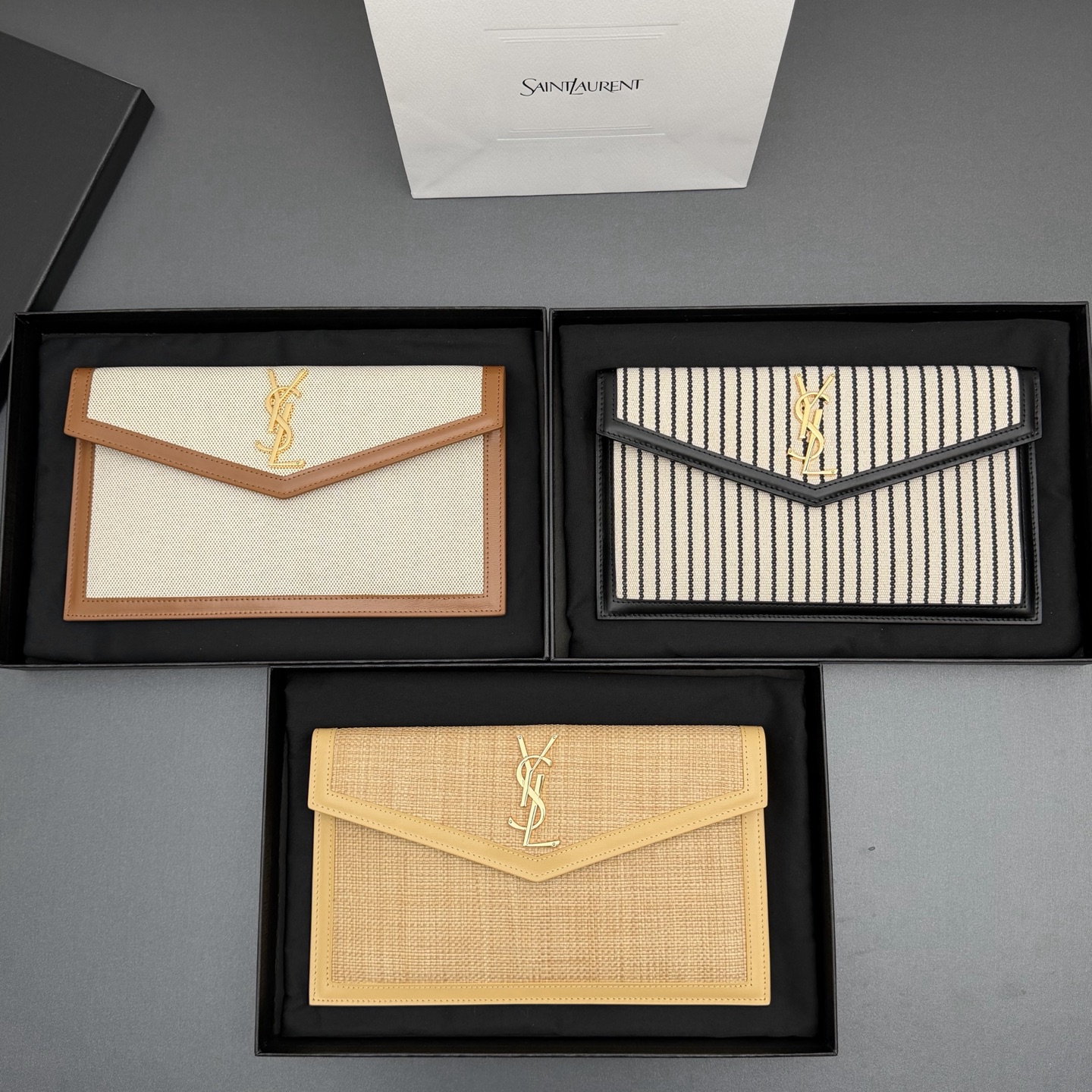 【特级五金原厂皮】 UPTOWN皮革手拿包
小号信封手拿包，翻盖饰以金属字母标志
牛皮
金色金属配件
磁扣开合设计
内部一个主隔层
编号: 565739   
尺寸:w27 xh16 xd2cm