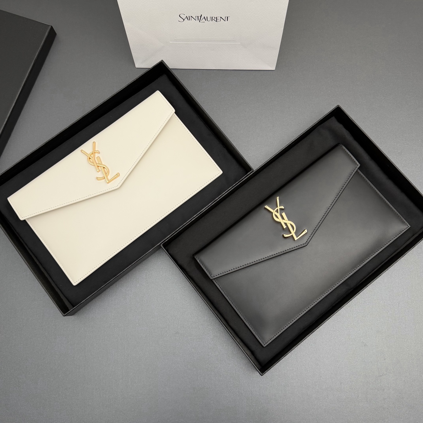 【特级五金原厂皮】 UPTOWN皮革手拿包
小号信封手拿包，翻盖饰以金属字母标志
牛皮
金色金属配件
磁扣开合设计
内部一个主隔层
编号: 565739   
尺寸:w27 xh16 xd2cm