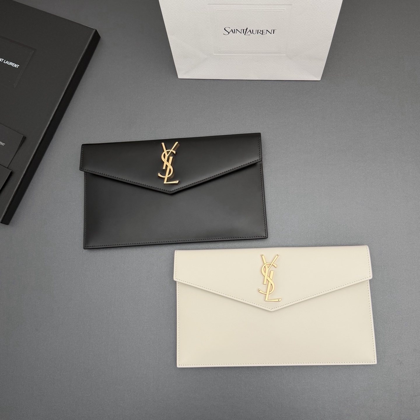 【特级五金原厂皮】 UPTOWN皮革手拿包
小号信封手拿包，翻盖饰以金属字母标志
牛皮
金色金属配件
磁扣开合设计
内部一个主隔层
编号: 565739   
尺寸:w27 xh16 xd2cm