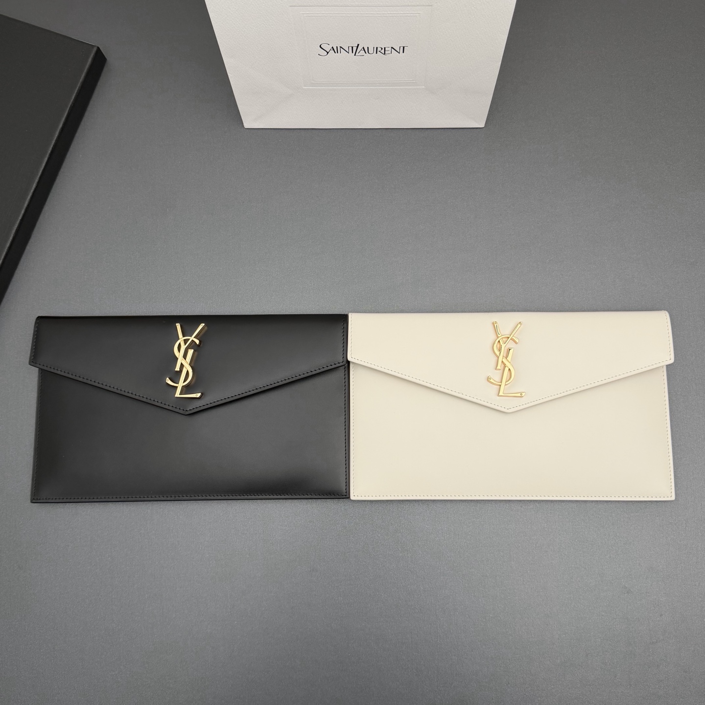 【特级五金原厂皮】 UPTOWN皮革手拿包
小号信封手拿包，翻盖饰以金属字母标志
牛皮
金色金属配件
磁扣开合设计
内部一个主隔层
编号: 565739   
尺寸:w27 xh16 xd2cm