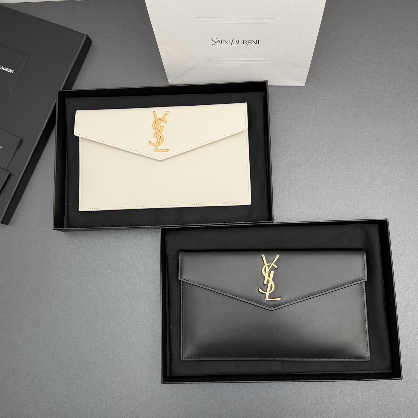 【特级五金原厂皮】 UPTOWN皮革手拿包
小号信封手拿包，翻盖饰以金属字母标志
牛皮
金色金属配件
磁扣开合设计
内部一个主隔层
编号: 565739   
尺寸:w27 xh16 xd2cm