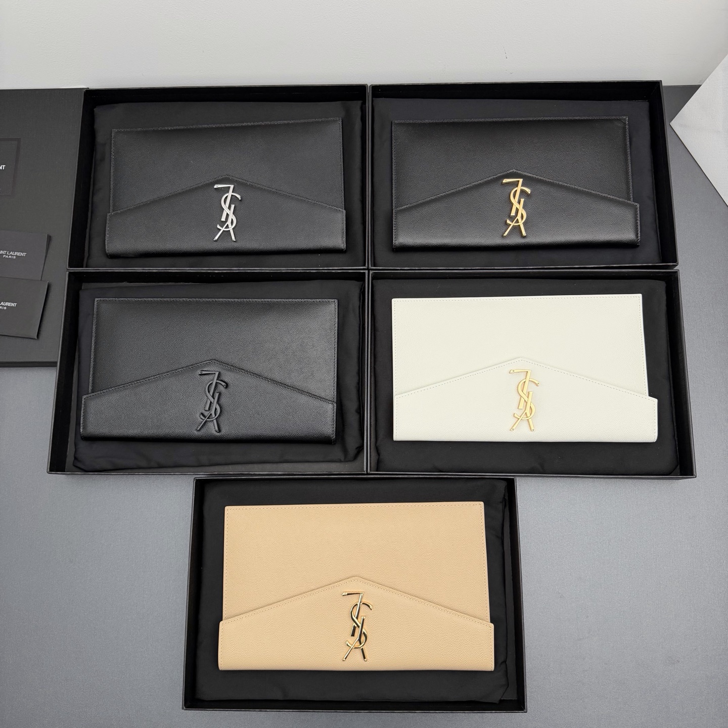 【特级五金原厂皮】 UPTOWN皮革手拿包
小号信封手拿包，翻盖饰以金属字母标志
牛皮
金色金属配件
磁扣开合设计
内部一个主隔层
编号: 565739   
尺寸:w27 xh16 xd2cm