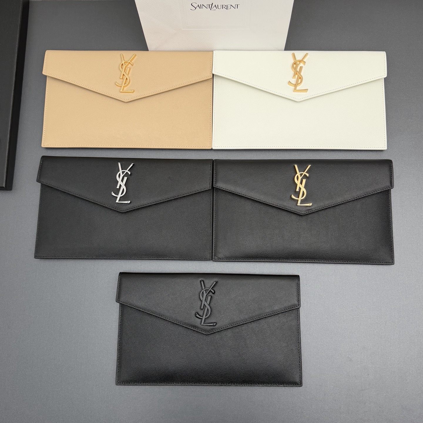 【特级五金原厂皮】 UPTOWN皮革手拿包
小号信封手拿包，翻盖饰以金属字母标志
牛皮
金色金属配件
磁扣开合设计
内部一个主隔层
编号: 565739   
尺寸:w27 xh16 xd2cm