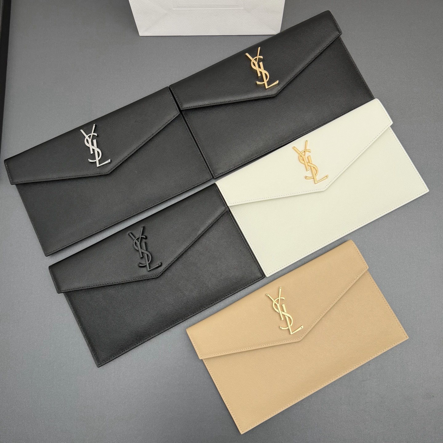 【特级五金原厂皮】 UPTOWN皮革手拿包
小号信封手拿包，翻盖饰以金属字母标志
牛皮
金色金属配件
磁扣开合设计
内部一个主隔层
编号: 565739   
尺寸:w27 xh16 xd2cm