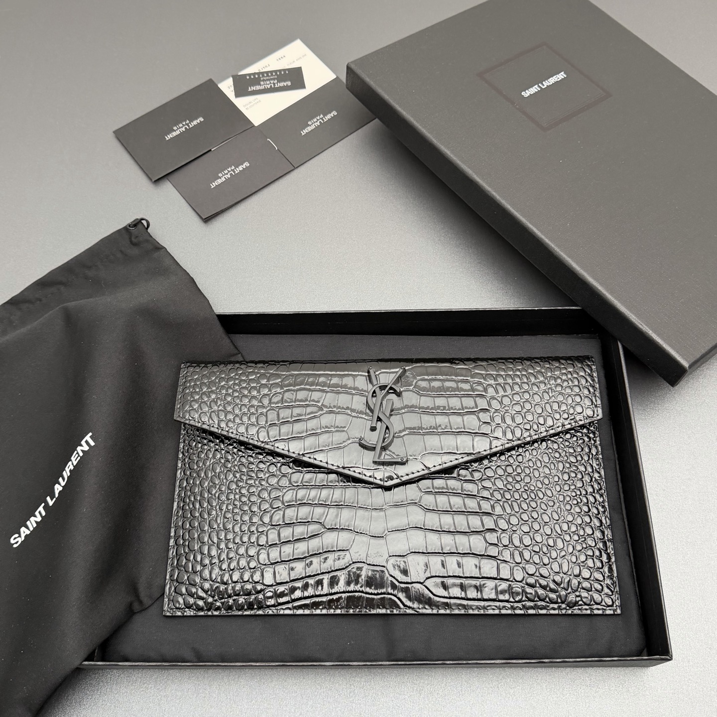 【特级五金原厂皮】 UPTOWN皮革手拿包
小号信封手拿包，翻盖饰以金属字母标志
牛皮
金色金属配件
磁扣开合设计
内部一个主隔层
编号: 565739   
尺寸:w27 xh16 xd2cm