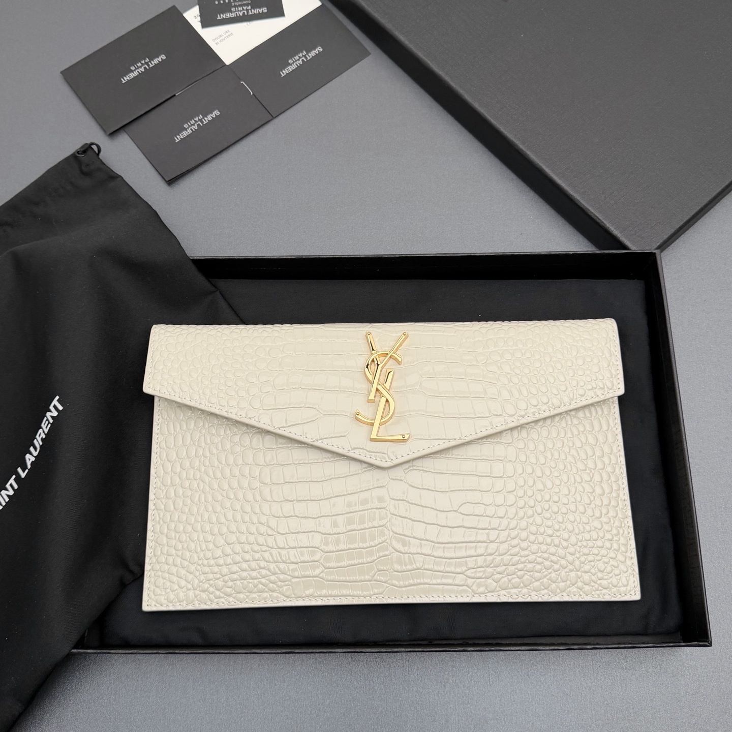 【特级五金原厂皮】 UPTOWN皮革手拿包
小号信封手拿包，翻盖饰以金属字母标志
牛皮
金色金属配件
磁扣开合设计
内部一个主隔层
编号: 565739   
尺寸:w27 xh16 xd2cm