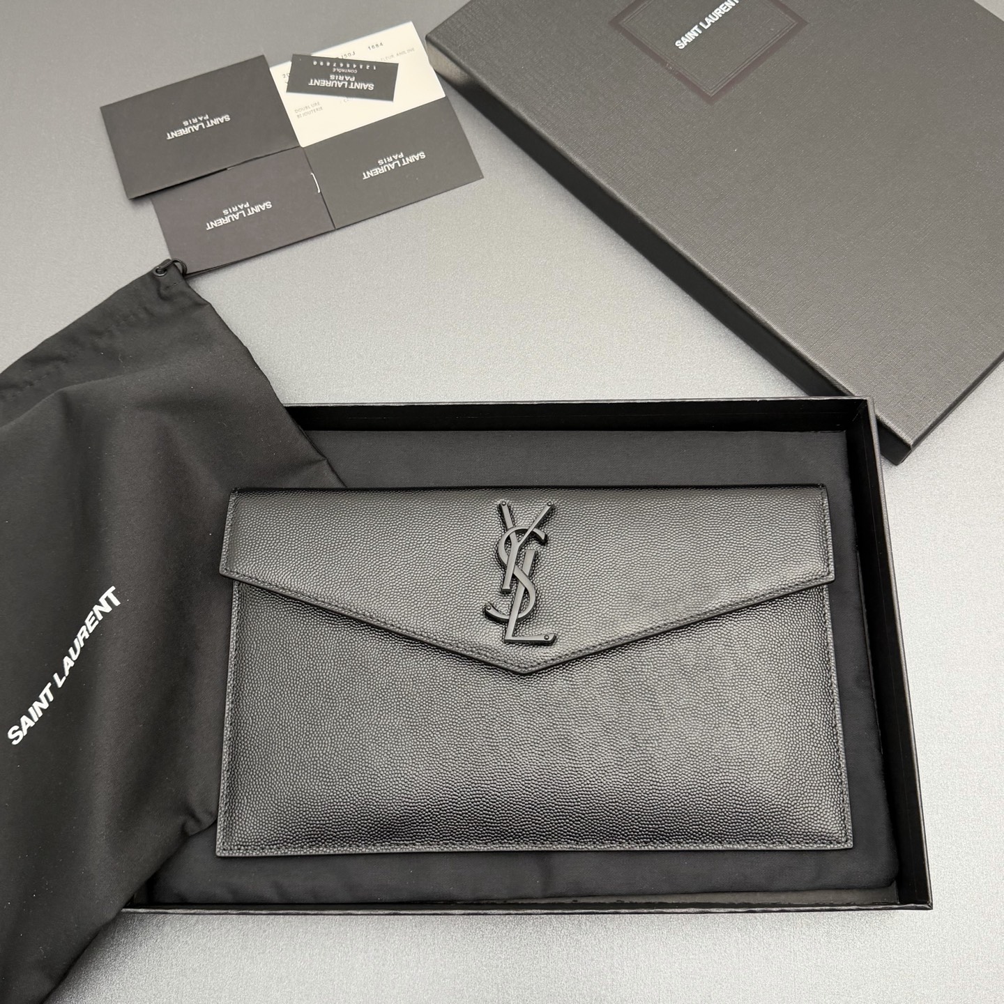 【特级五金原厂皮】 UPTOWN皮革手拿包
小号信封手拿包，翻盖饰以金属字母标志
牛皮
金色金属配件
磁扣开合设计
内部一个主隔层
编号: 565739   
尺寸:w27 xh16 xd2cm