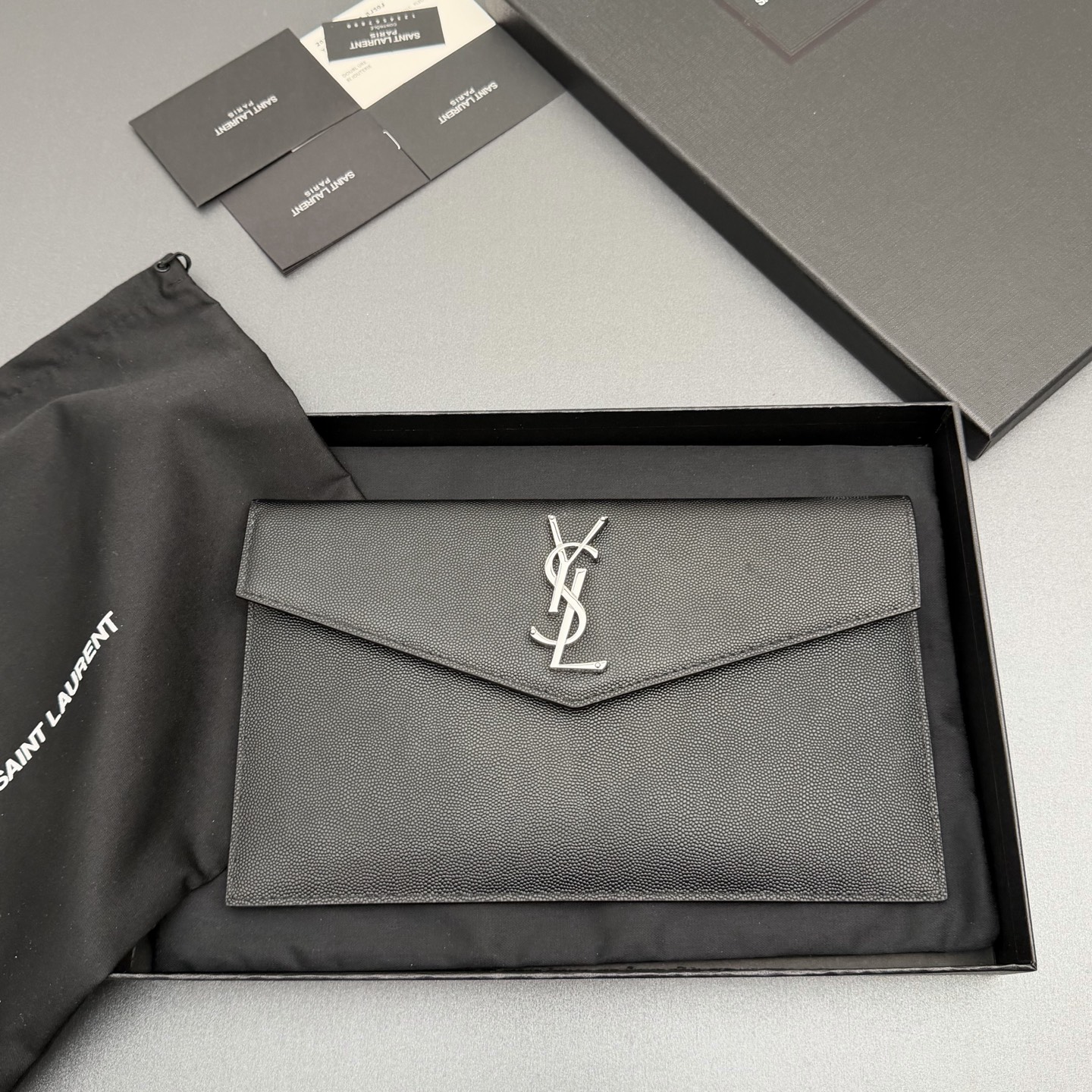 【特级五金原厂皮】 UPTOWN皮革手拿包
小号信封手拿包，翻盖饰以金属字母标志
牛皮
金色金属配件
磁扣开合设计
内部一个主隔层
编号: 565739   
尺寸:w27 xh16 xd2cm