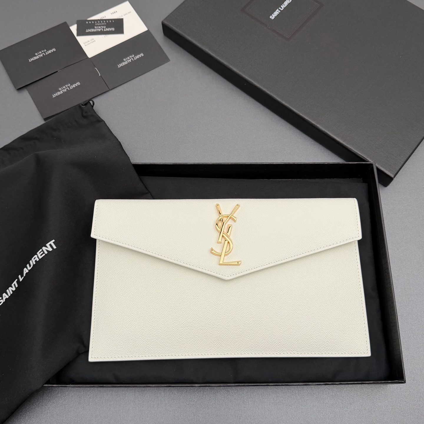 【特级五金原厂皮】 UPTOWN皮革手拿包
小号信封手拿包，翻盖饰以金属字母标志
牛皮
金色金属配件
磁扣开合设计
内部一个主隔层
编号: 565739   
尺寸:w27 xh16 xd2cm