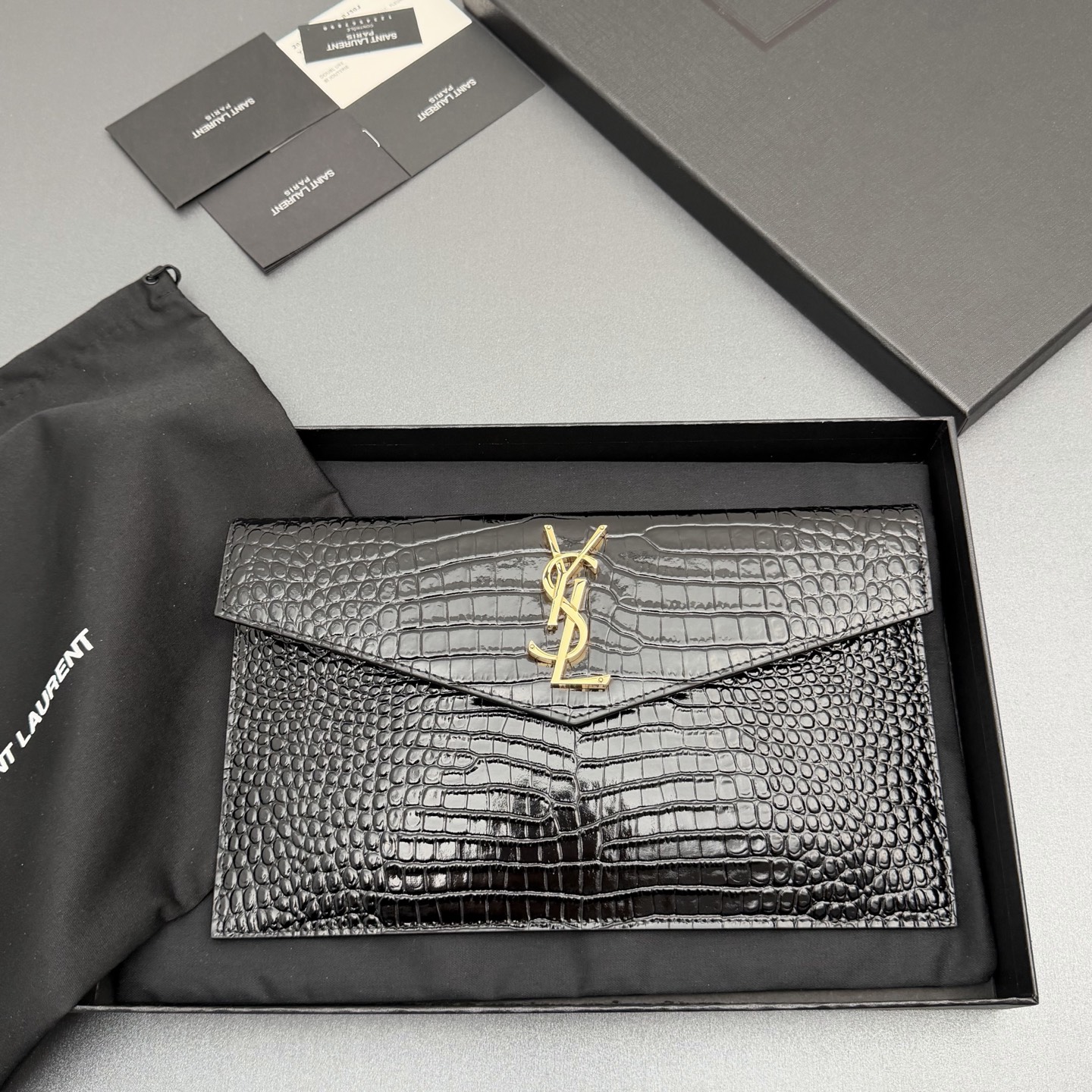 【特级五金原厂皮】 UPTOWN皮革手拿包
小号信封手拿包，翻盖饰以金属字母标志
牛皮
金色金属配件
磁扣开合设计
内部一个主隔层
编号: 565739   
尺寸:w27 xh16 xd2cm