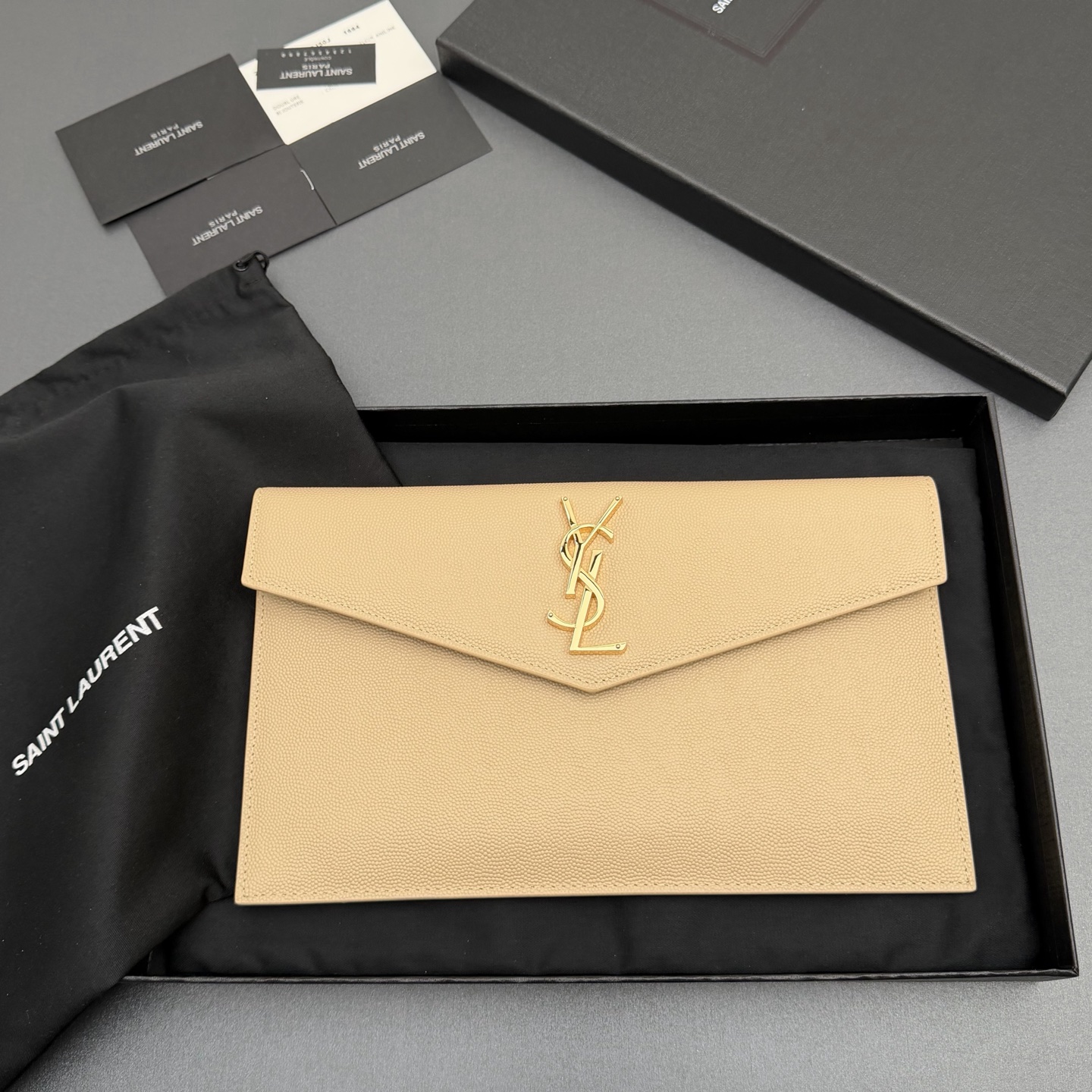 【特级五金原厂皮】 UPTOWN皮革手拿包
小号信封手拿包，翻盖饰以金属字母标志
牛皮
金色金属配件
磁扣开合设计
内部一个主隔层
编号: 565739   
尺寸:w27 xh16 xd2cm