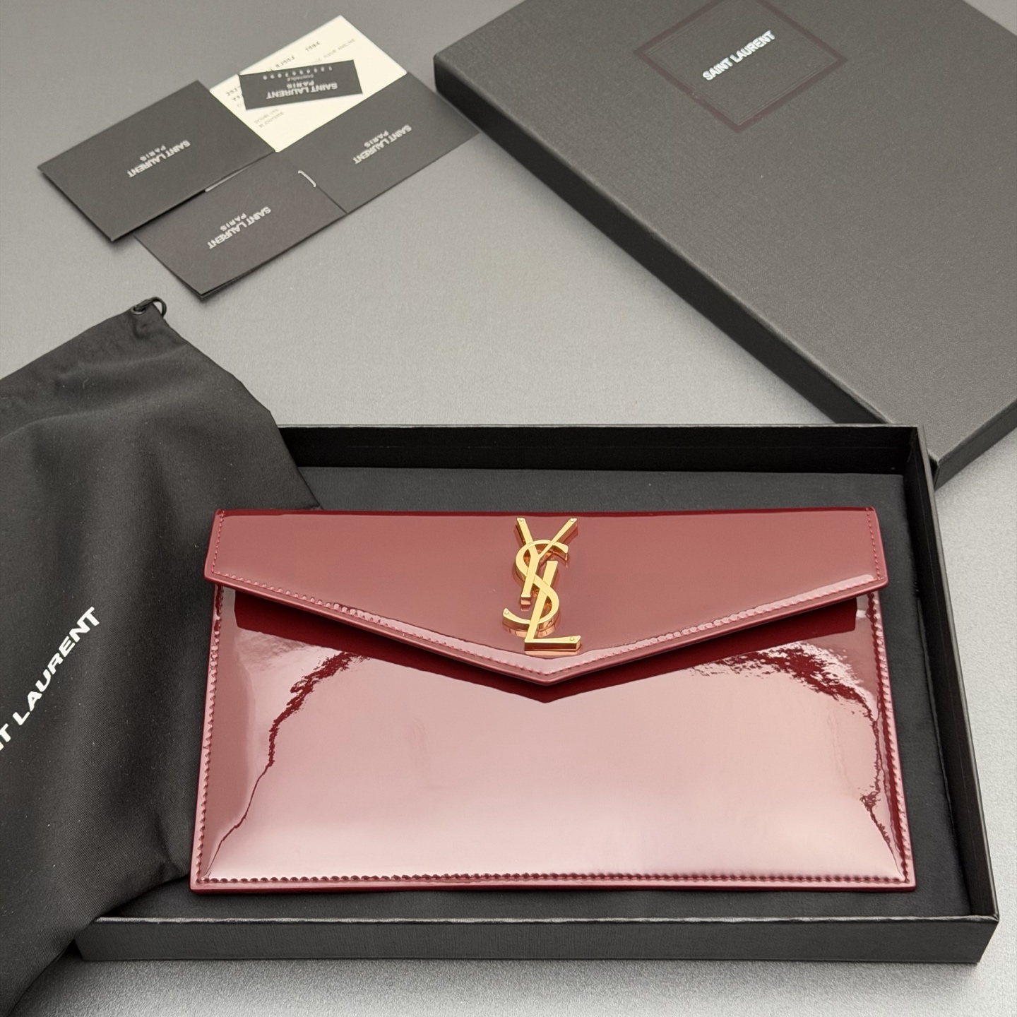 【特级五金原厂皮】 UPTOWN皮革手拿包
小号信封手拿包，翻盖饰以金属字母标志
牛皮
金色金属配件
磁扣开合设计
内部一个主隔层
编号: 565739   
尺寸:w27 xh16 xd2cm